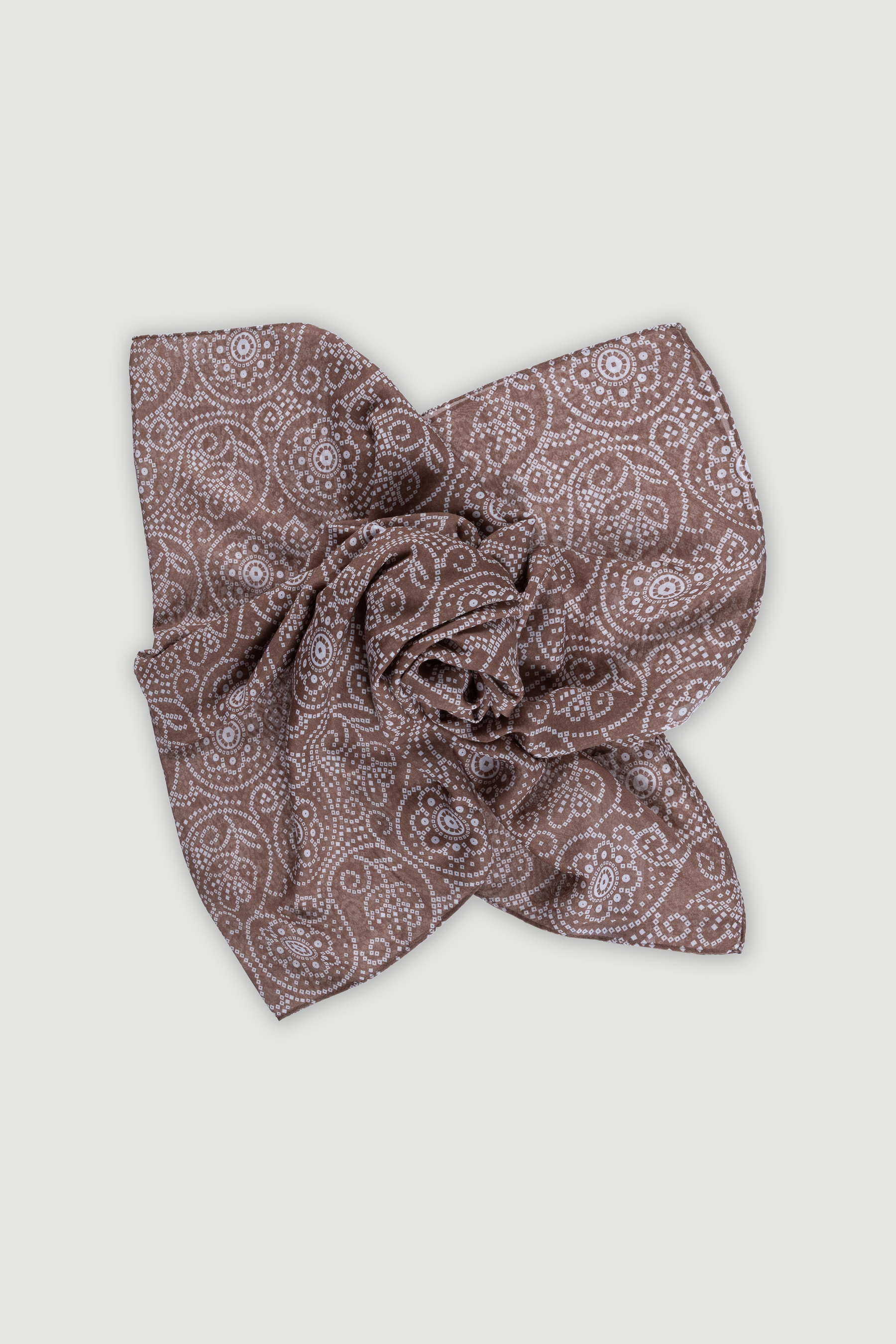 Beżowa apaszka z efektownym wzorem