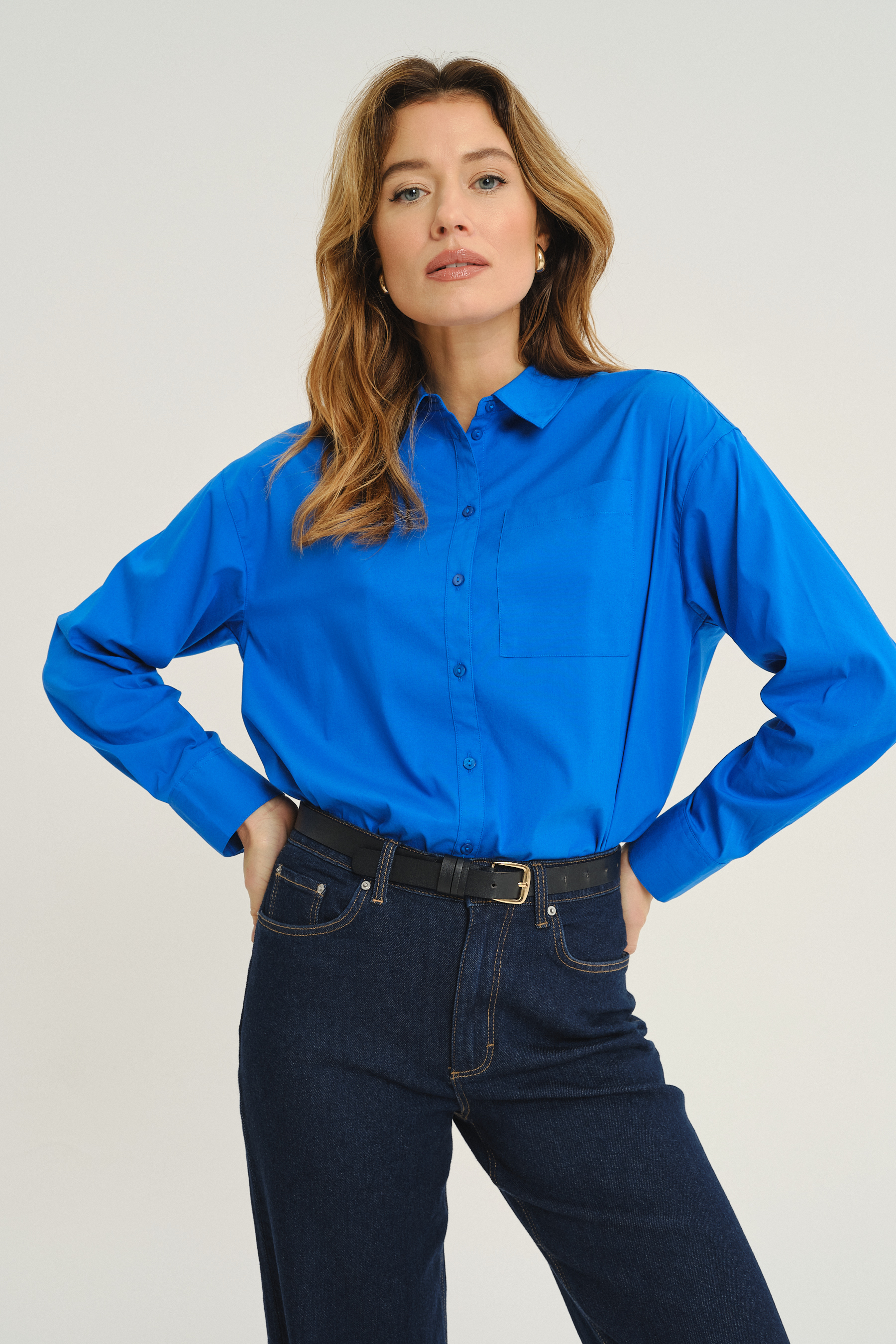 Klasyczna koszula w ciemnoniebieskim kolorze