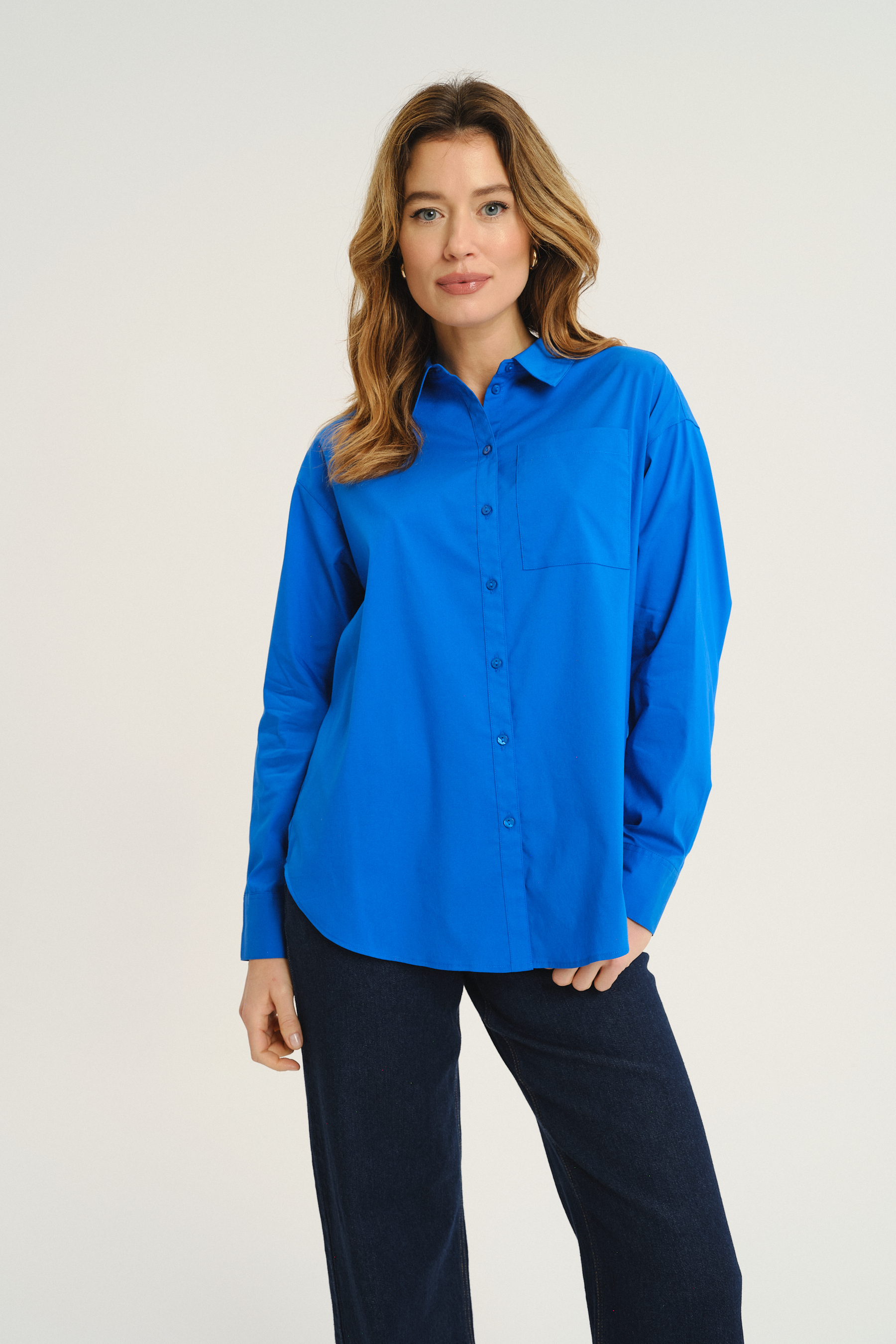 Klasyczna koszula w ciemnoniebieskim kolorze