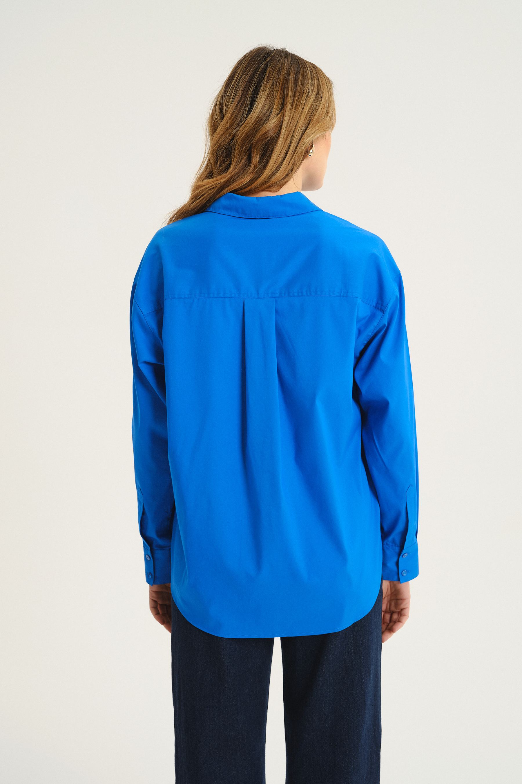 Klasyczna koszula w ciemnoniebieskim kolorze