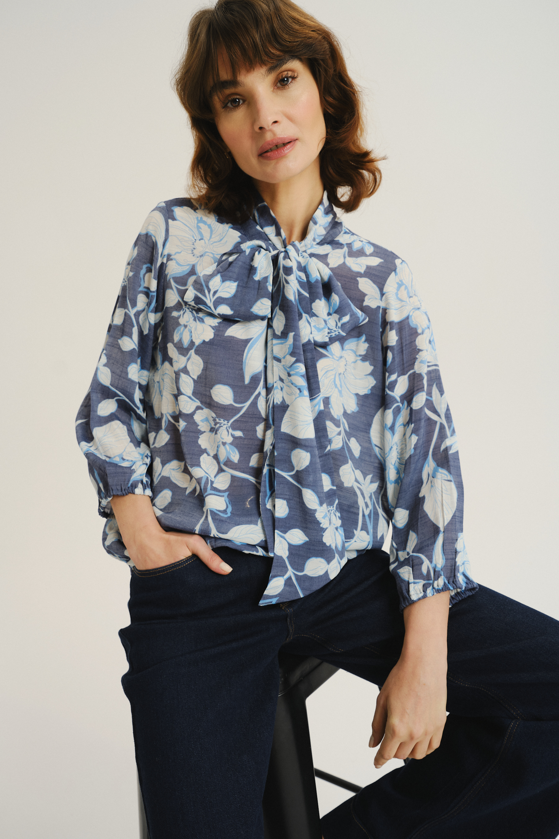 Efektowna bluzka z nadrukiem w kwiaty