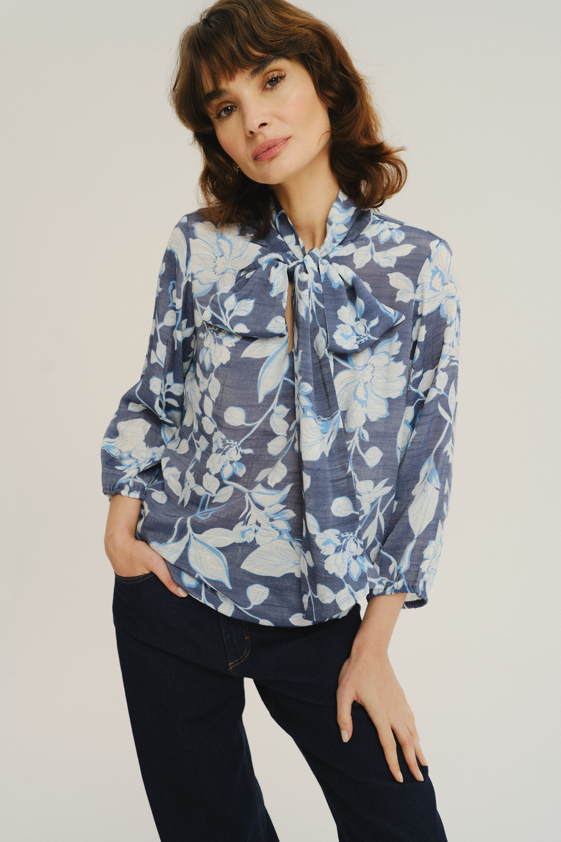 Efektowna bluzka z nadrukiem w kwiaty