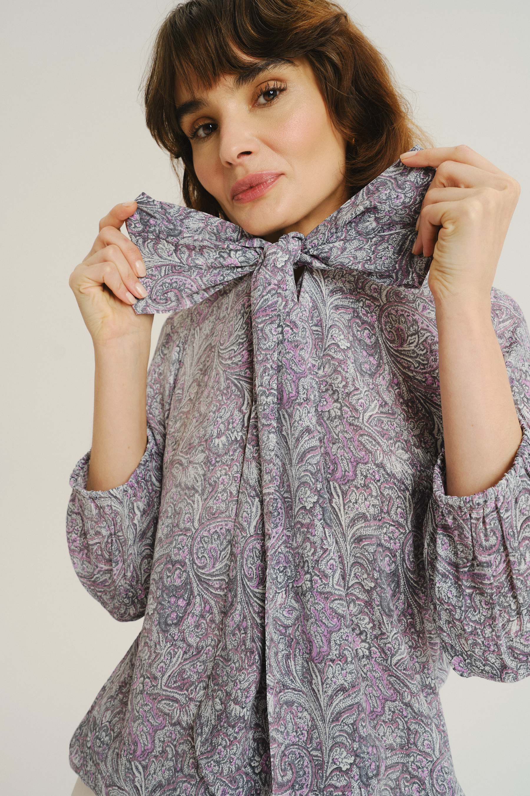 Wiskozowa bluzka z efektowną kokardą