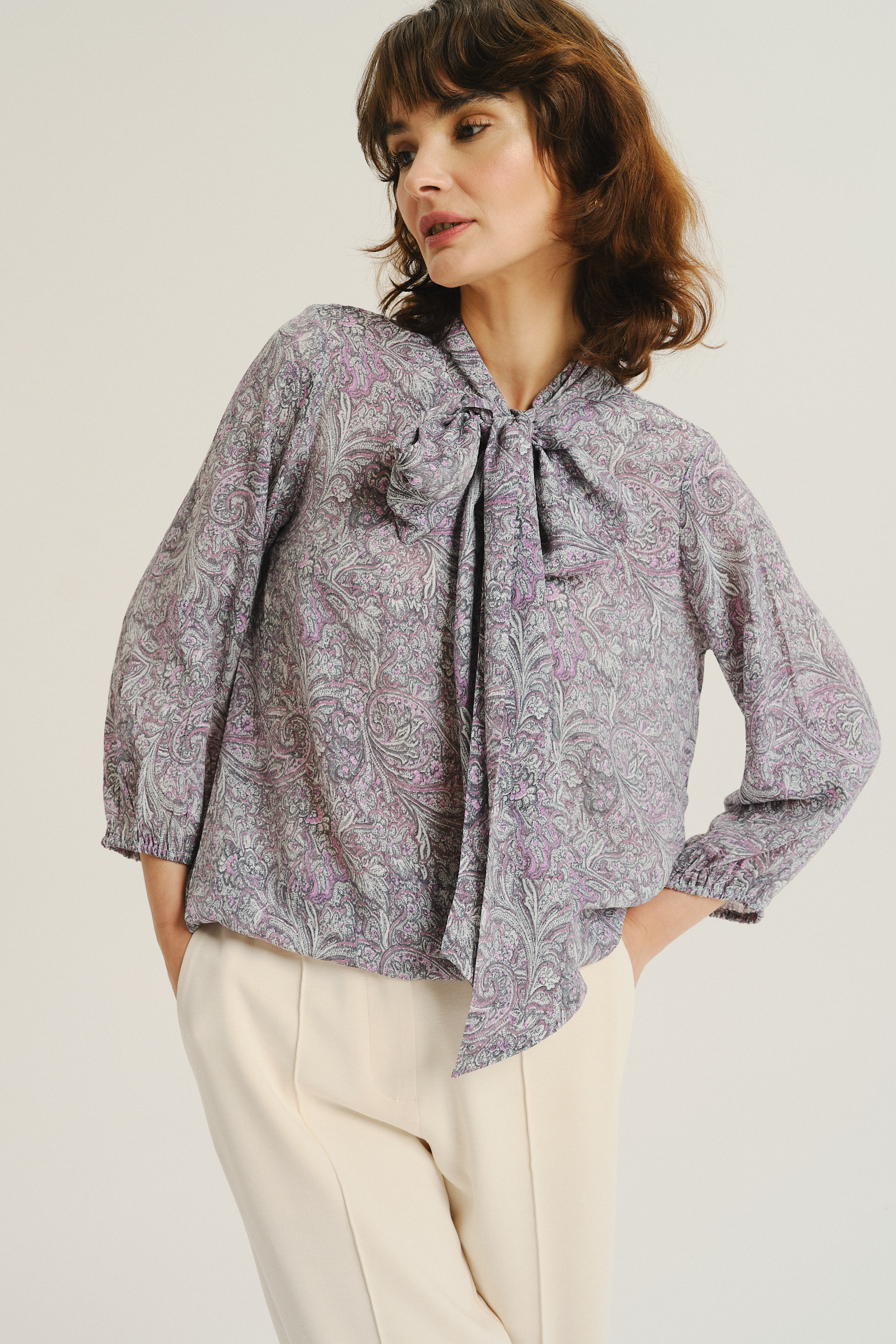 Wiskozowa bluzka z efektowną kokardą