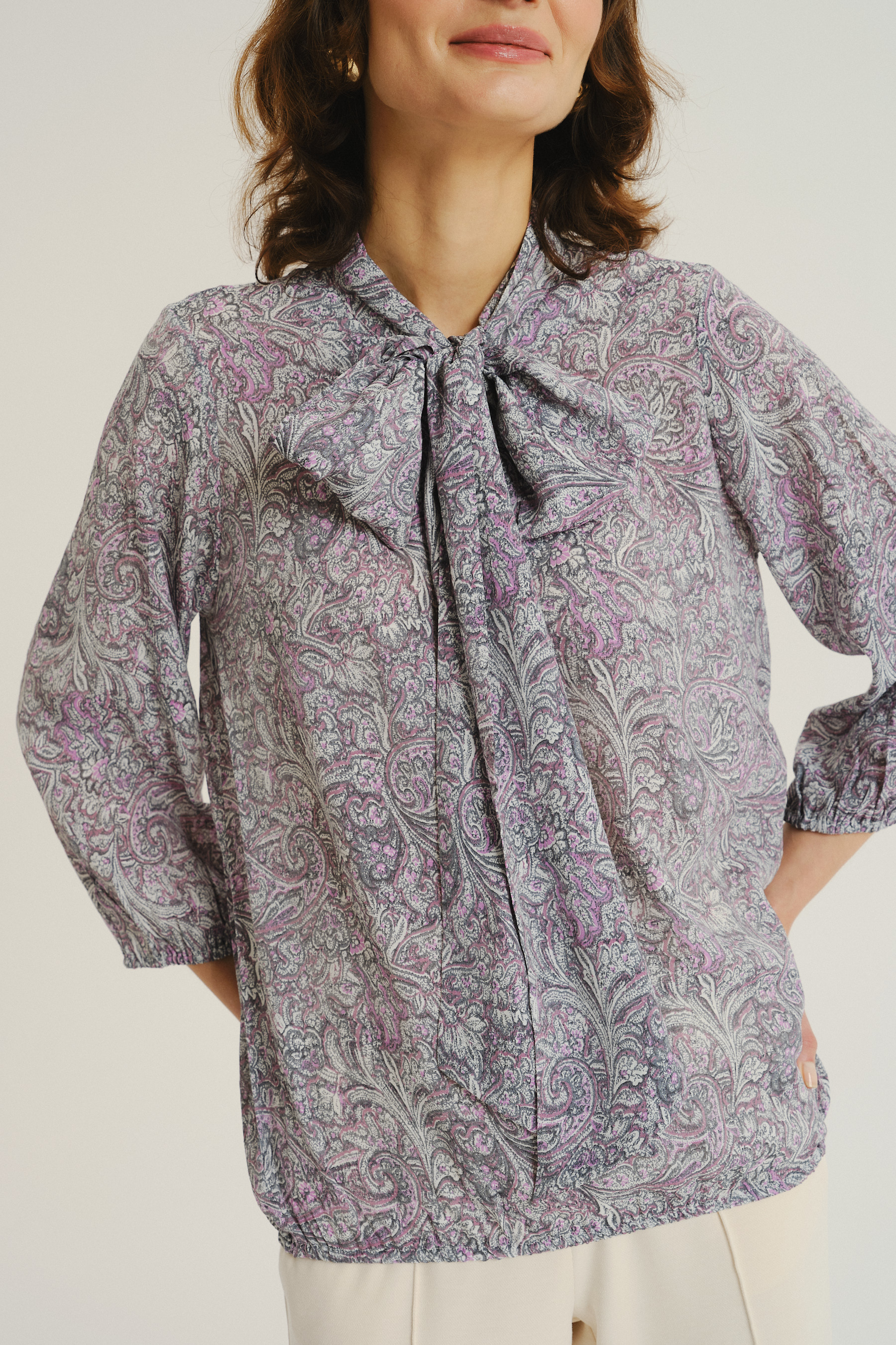 Wiskozowa bluzka z efektowną kokardą