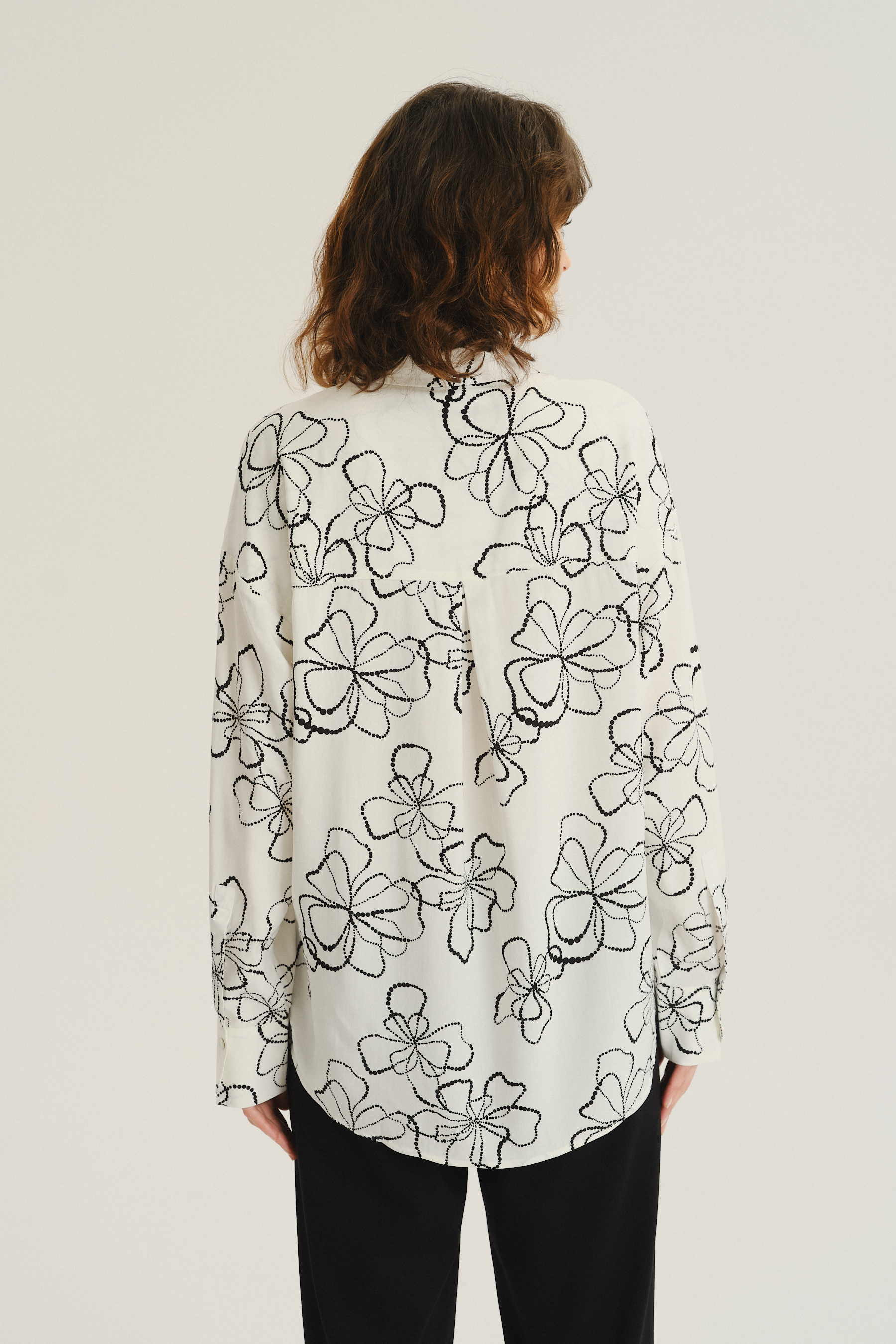 Biała koszula w minimalistyczne kwiaty