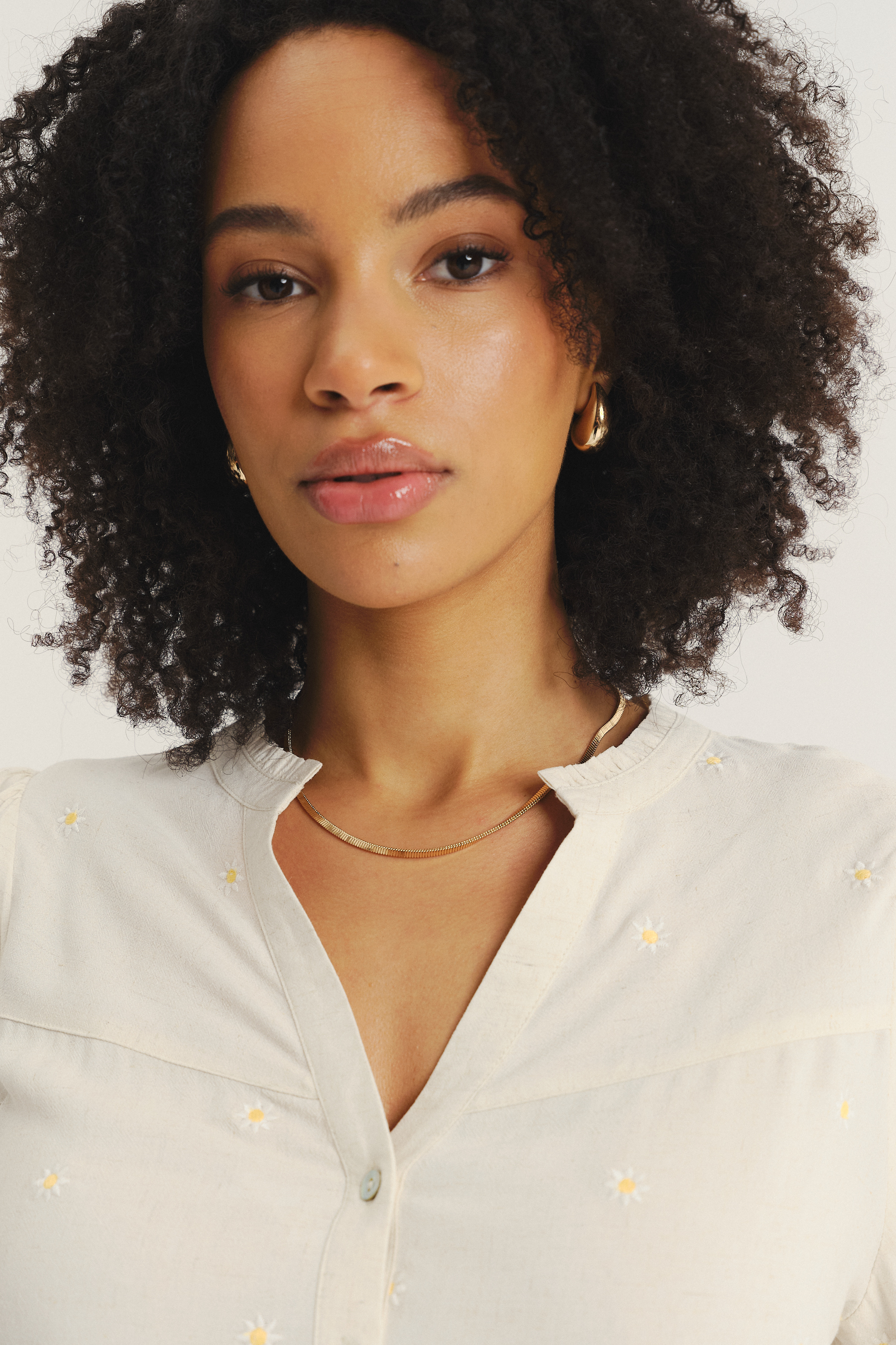 Subtelna kremowa bluzka z riuszką