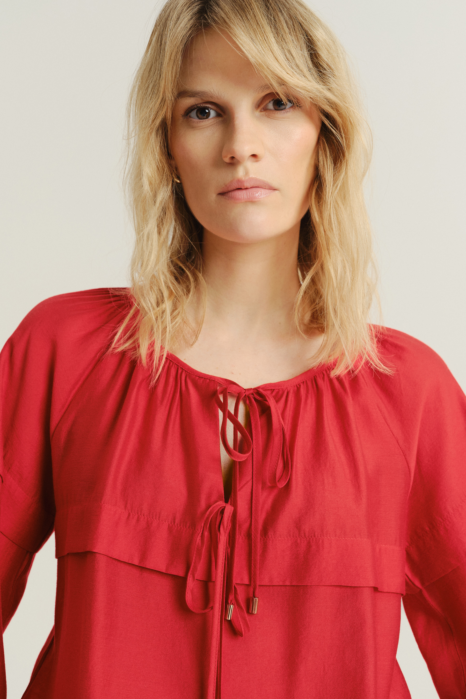 Czerwona bluzka z dodatkiem wiskozy