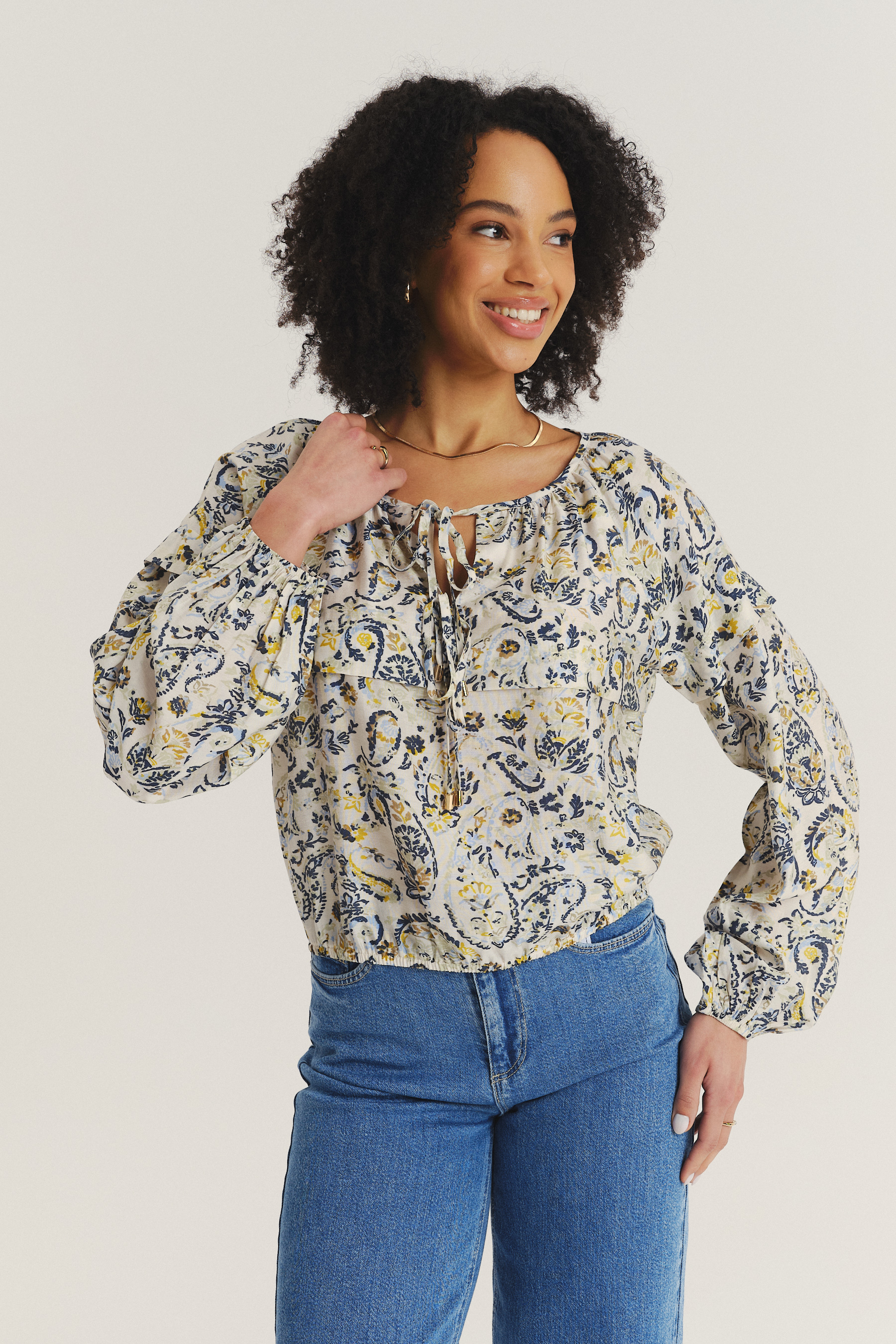 Kremowa bluzka z nadrukiem paisley