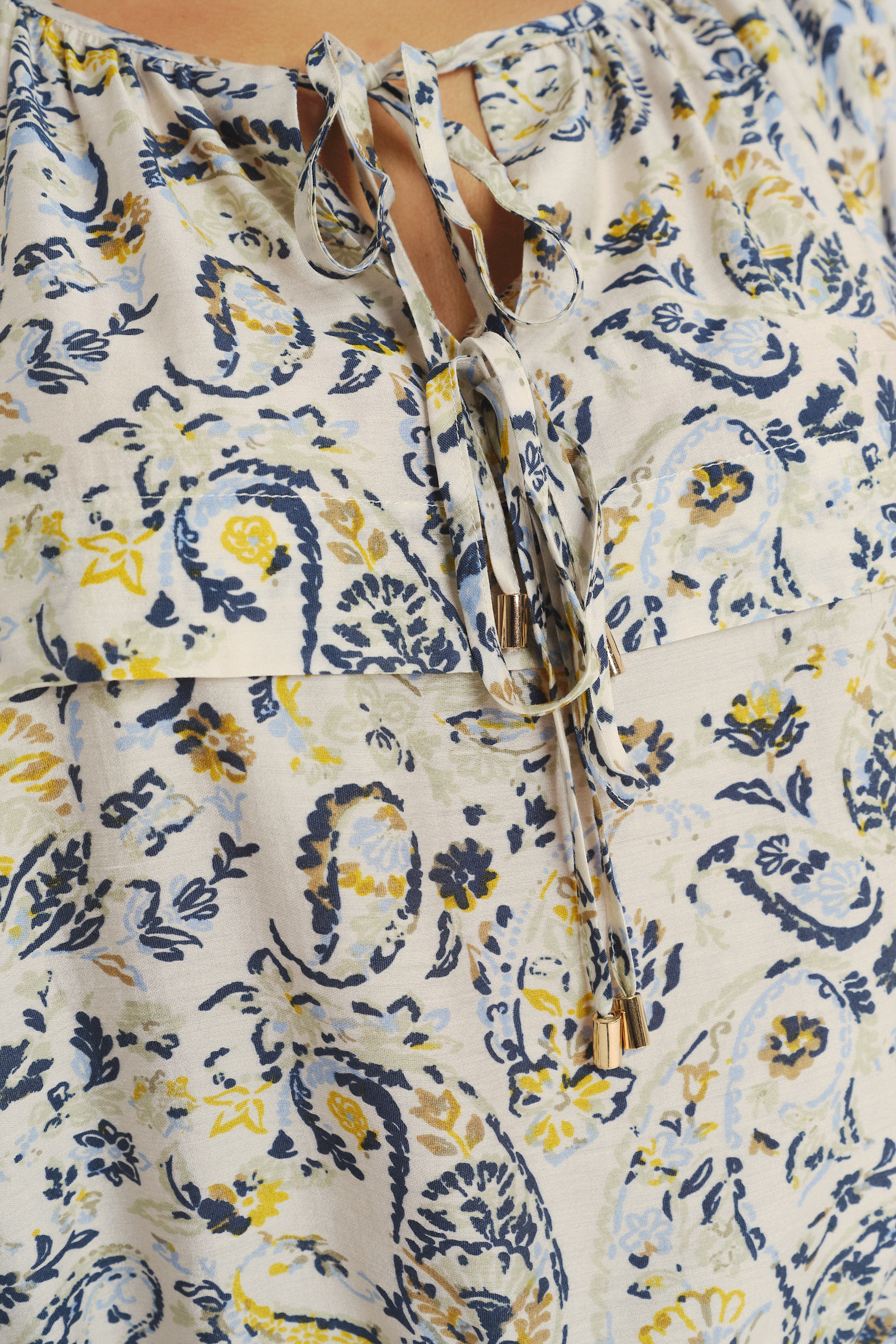 Kremowa bluzka z nadrukiem paisley