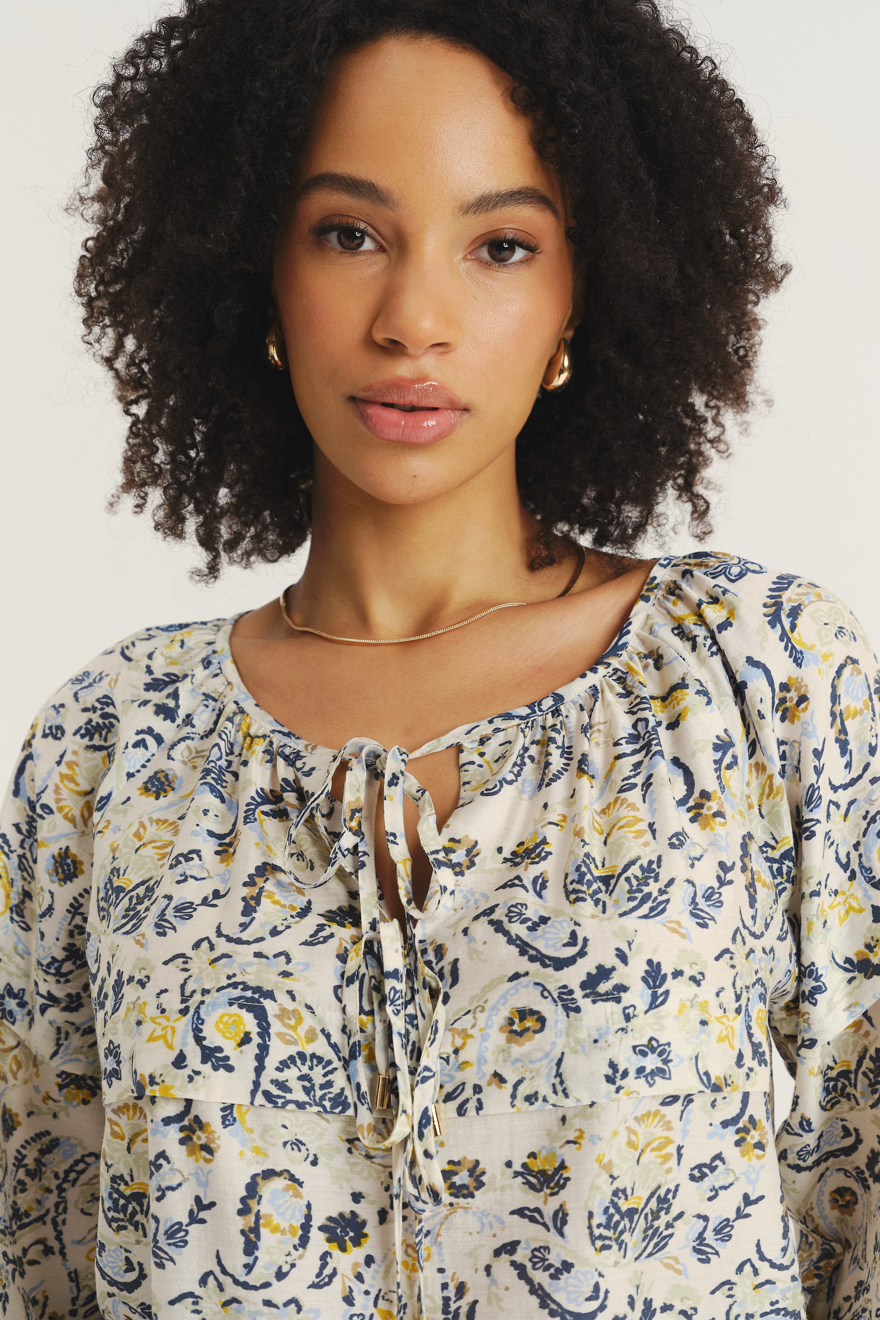 Kremowa bluzka z nadrukiem paisley