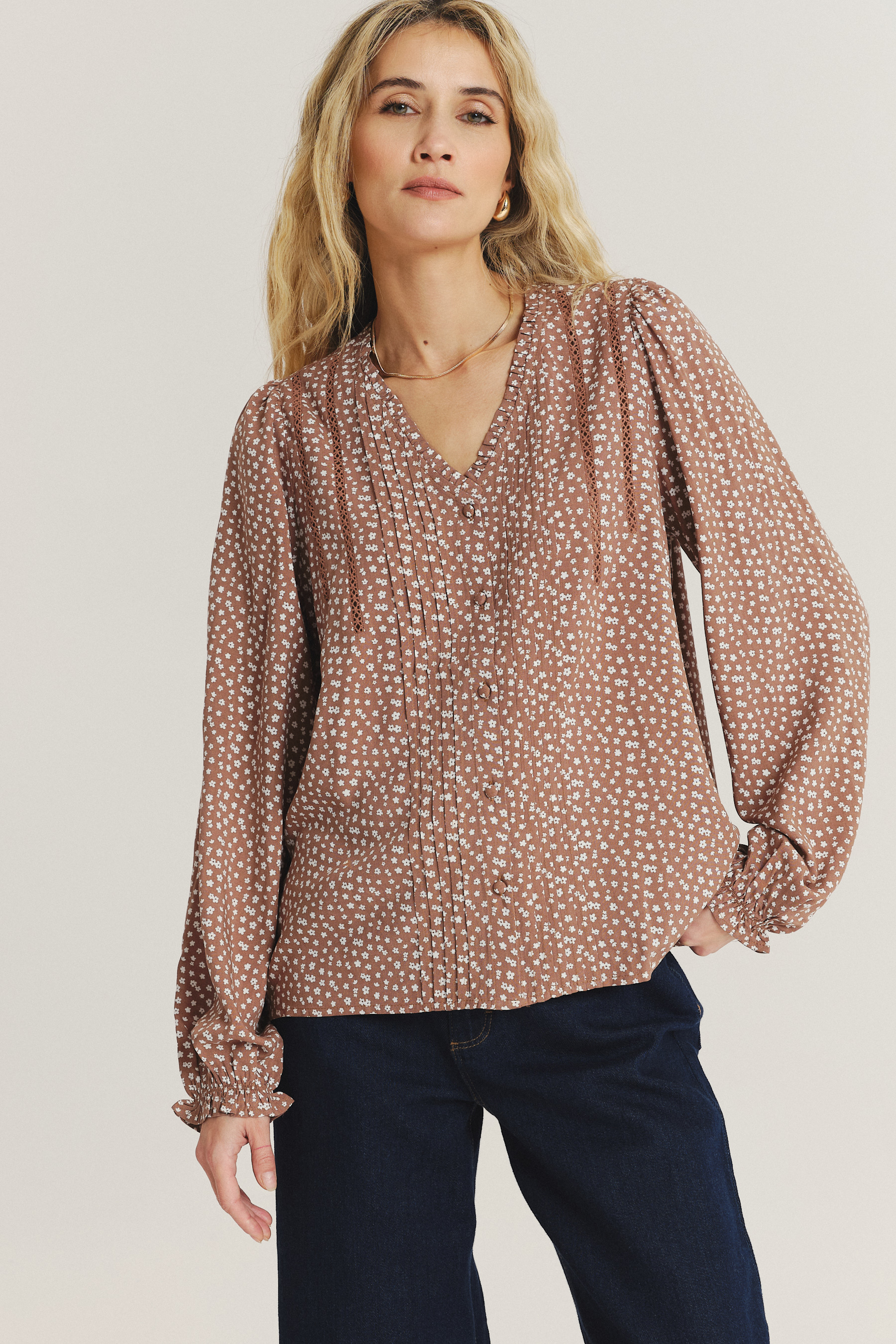 Beżowa bluzka z nadrukiem w drobne kwiaty