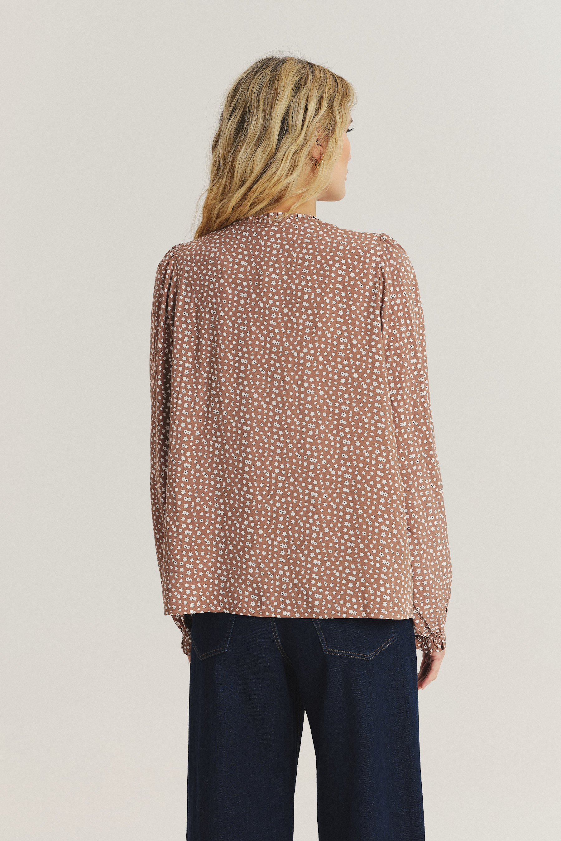 Beżowa bluzka z nadrukiem w drobne kwiaty