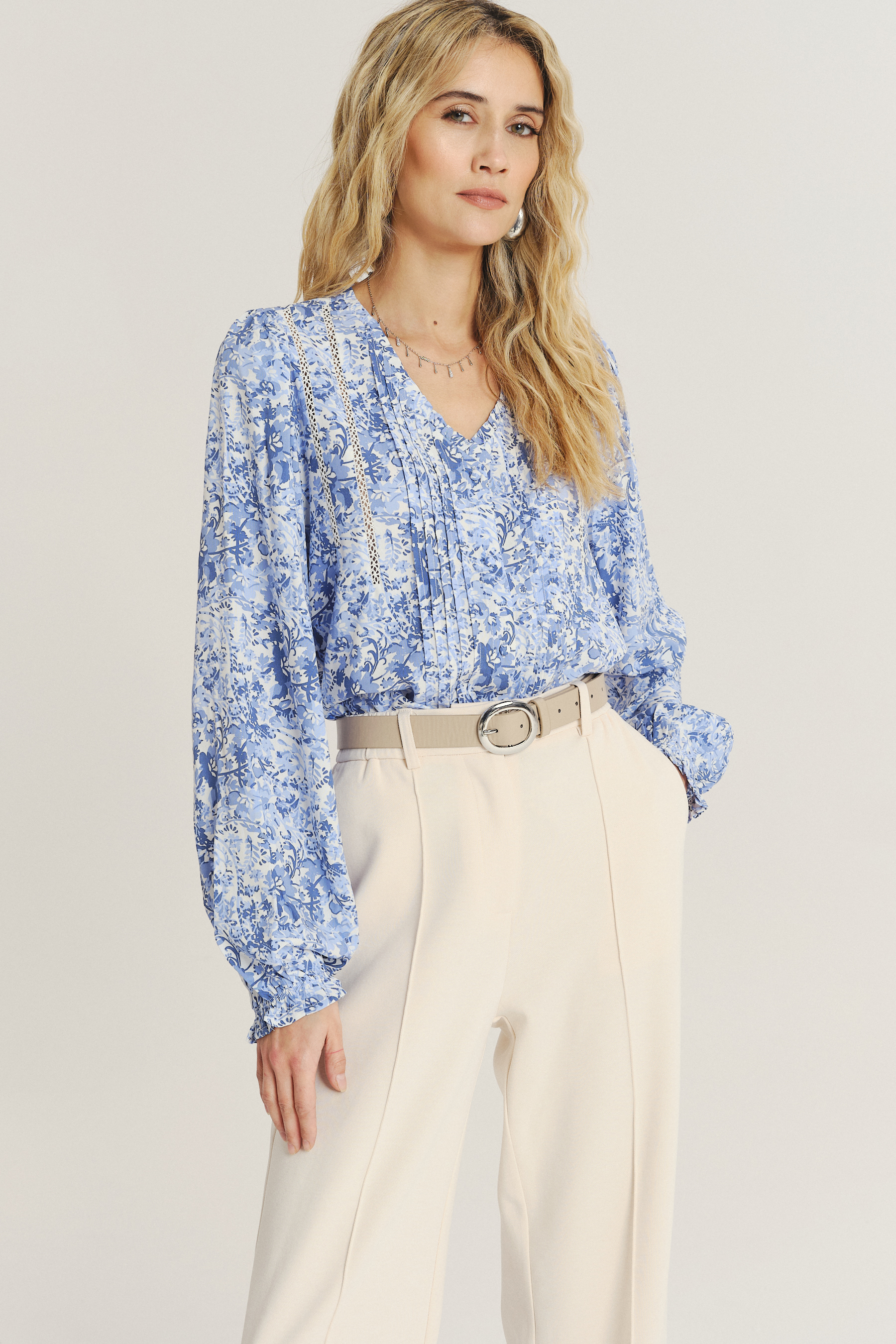 Niebieska bluzka z nadrukiem paisley