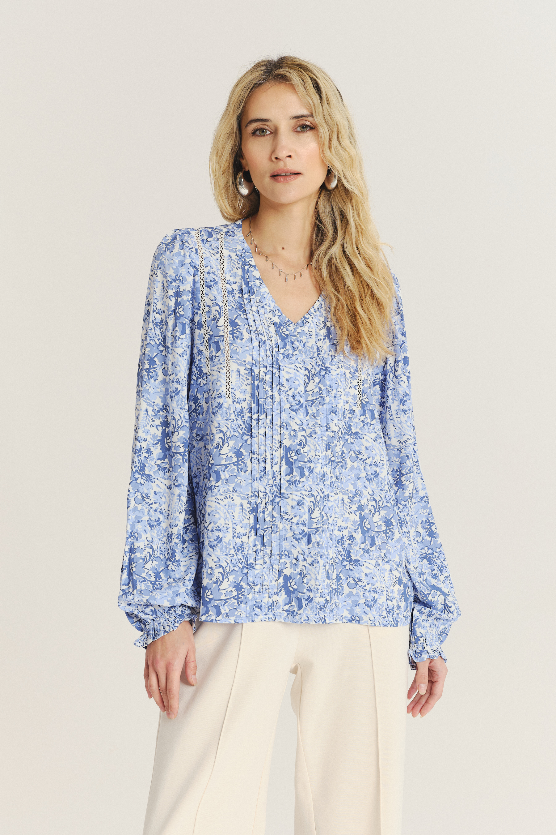 Niebieska bluzka z nadrukiem paisley