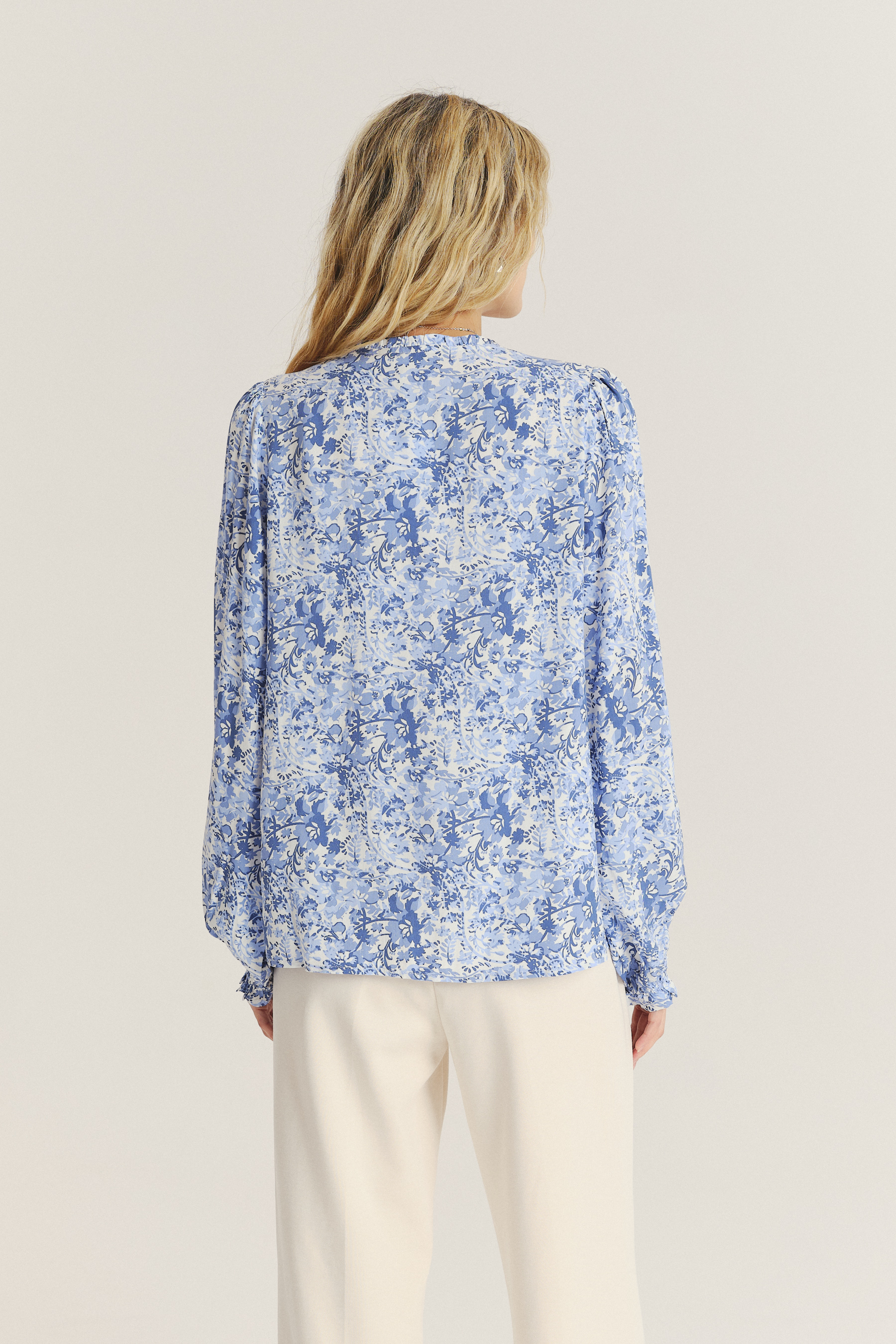 Niebieska bluzka z nadrukiem paisley