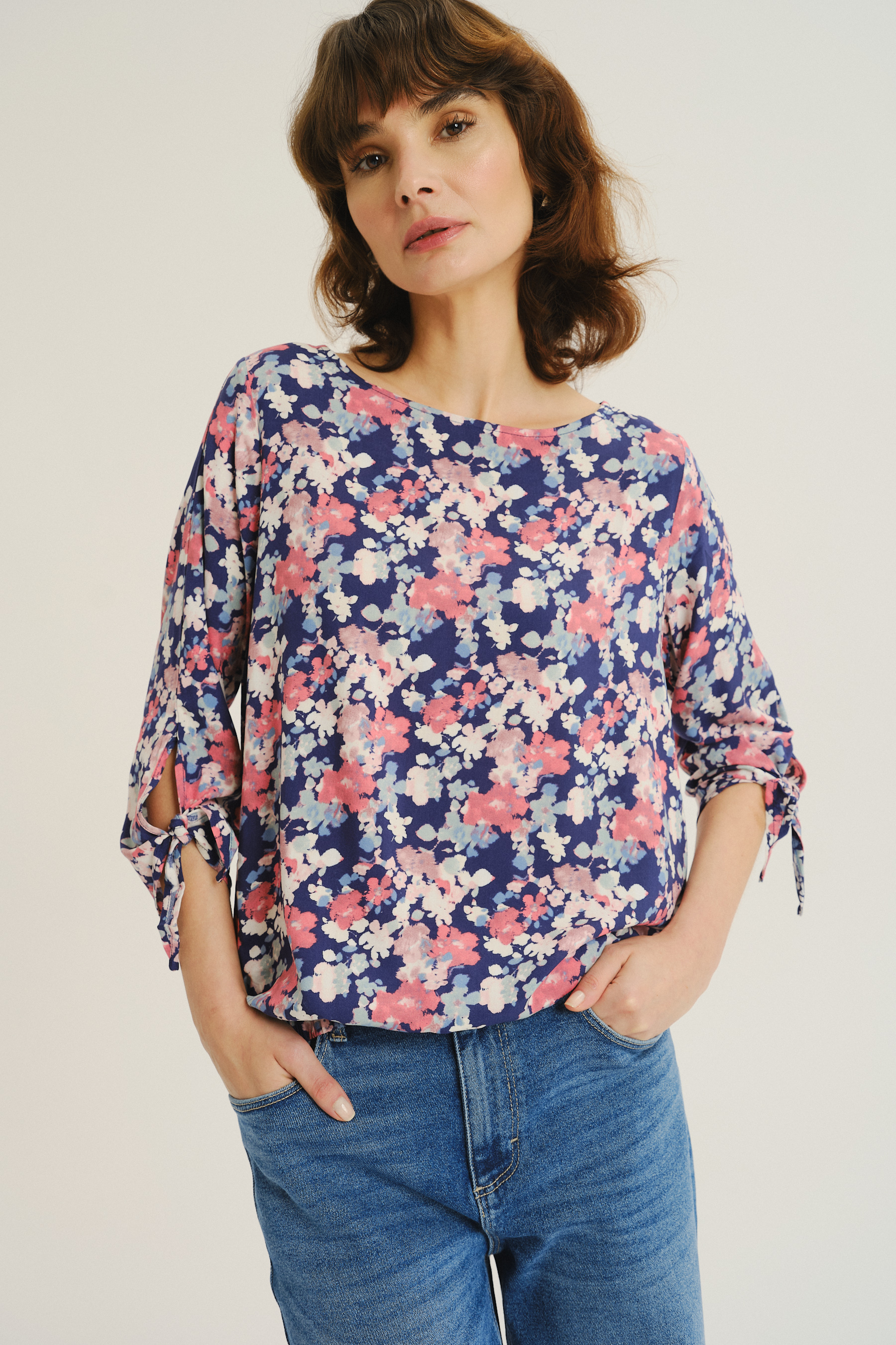 Niebiesko-różowa bluzka w kwiatowy nadruk