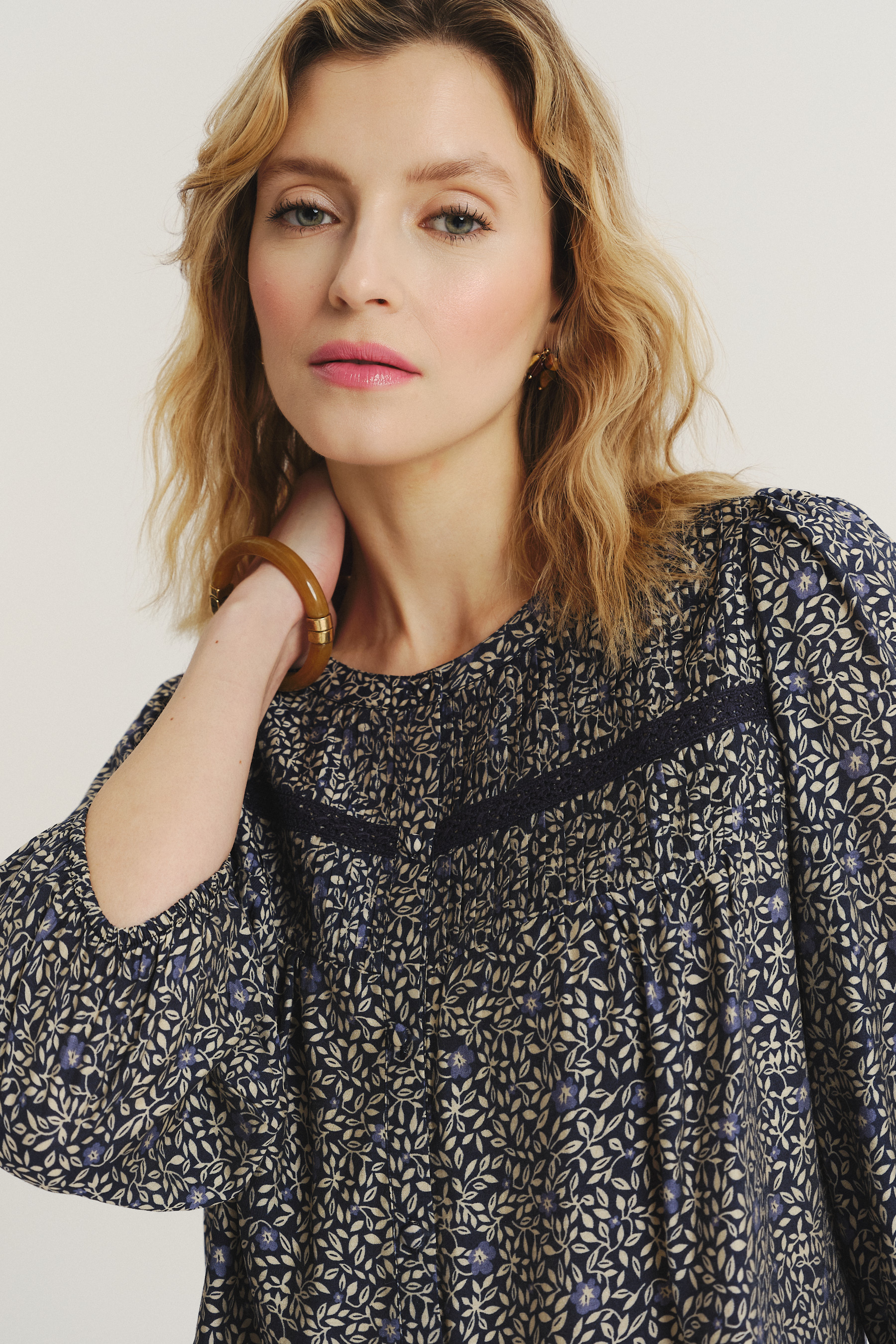 Subtelna kobieca bluzka z nadrukiem typu łączka