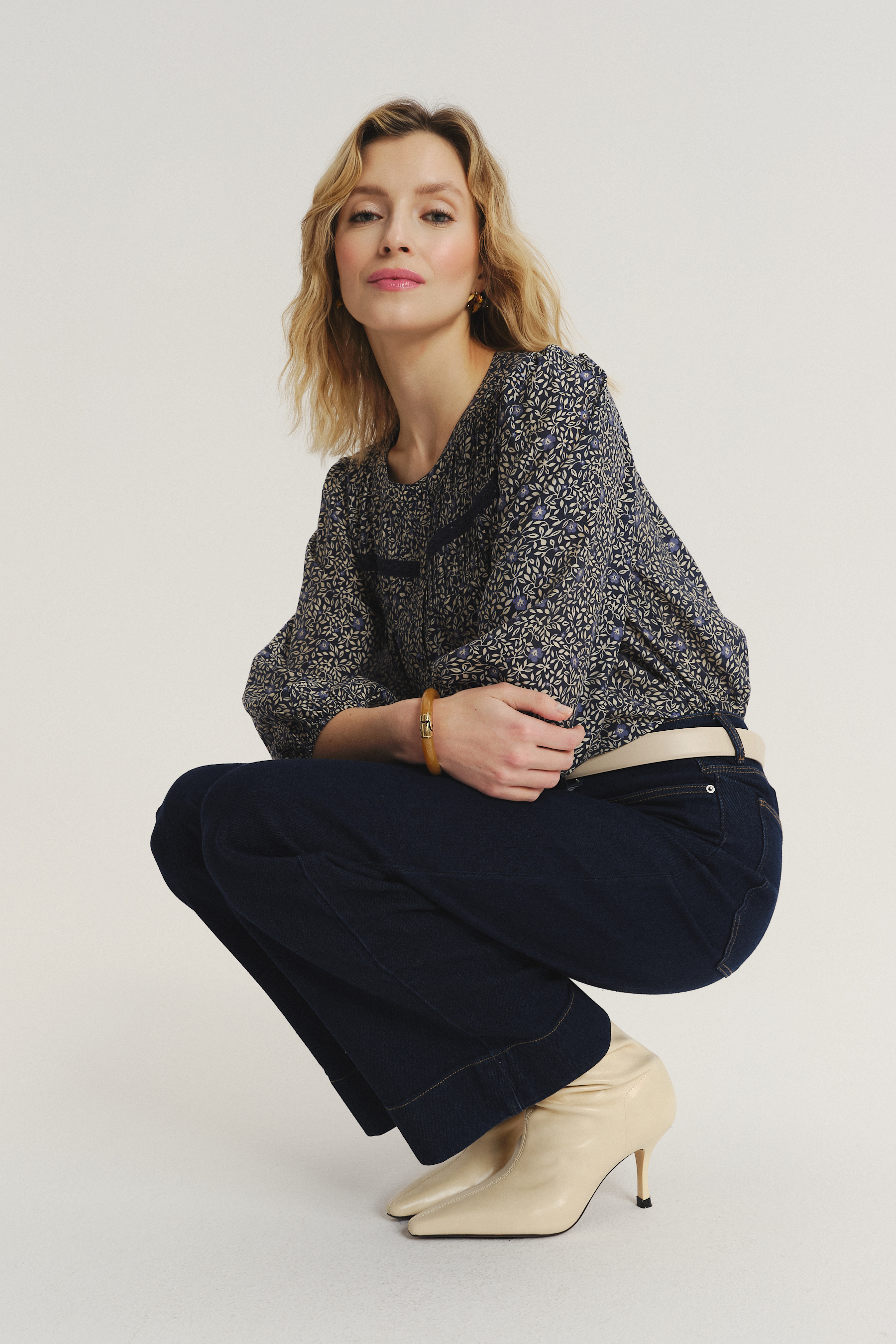 Subtelna kobieca bluzka z nadrukiem typu łączka