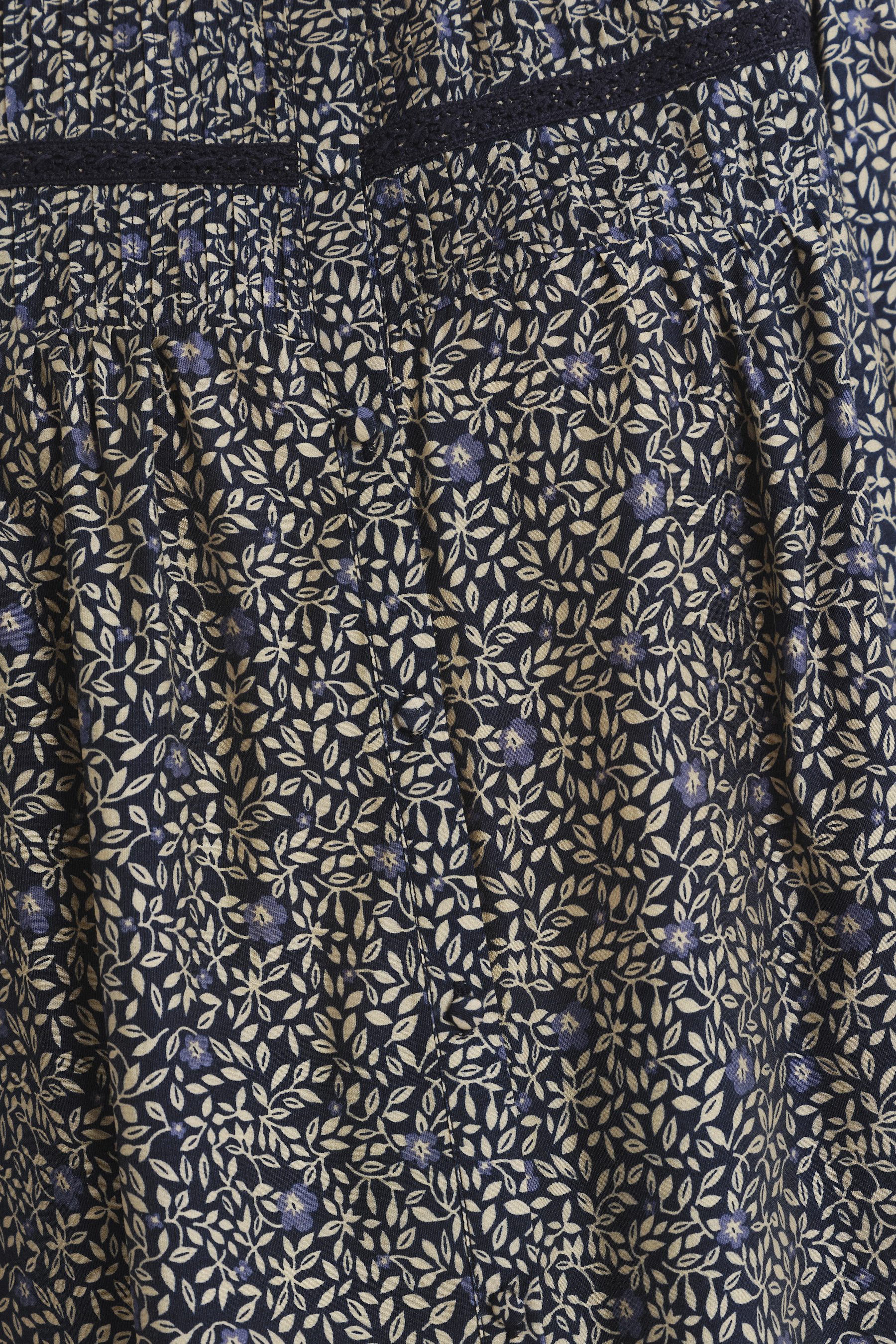 Subtelna kobieca bluzka z nadrukiem typu łączka