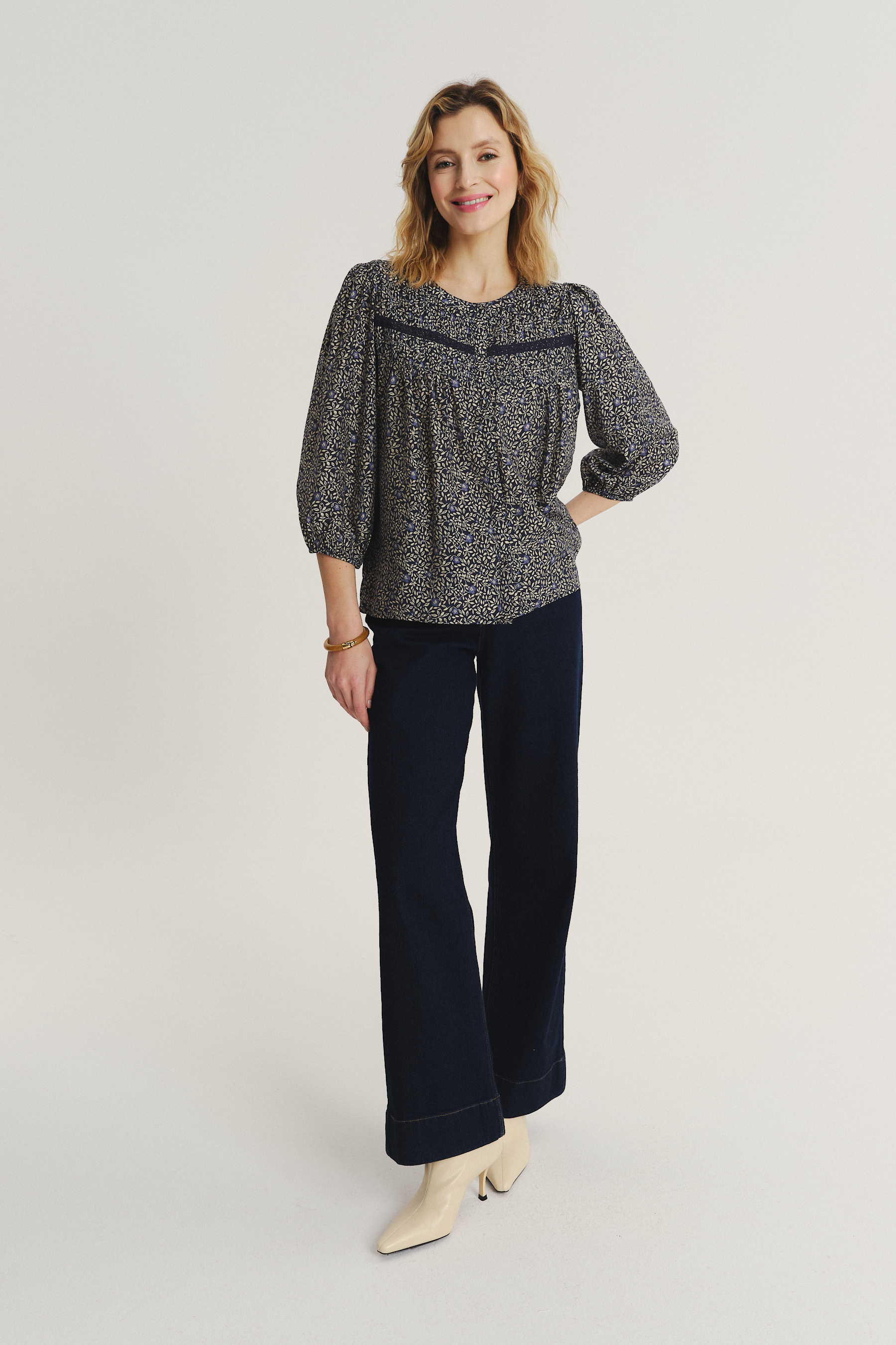 Subtelna kobieca bluzka z nadrukiem typu łączka