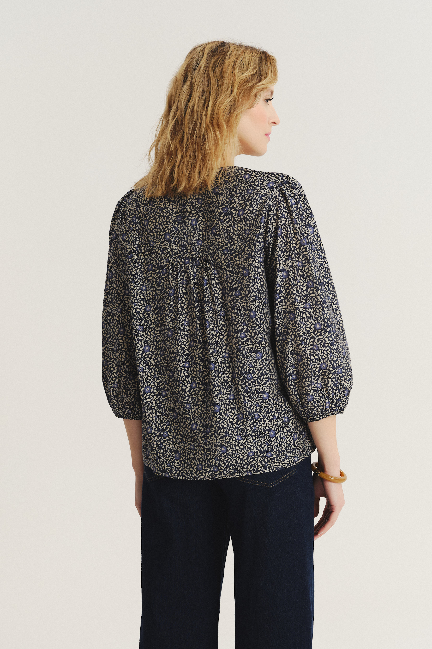 Subtelna kobieca bluzka z nadrukiem typu łączka