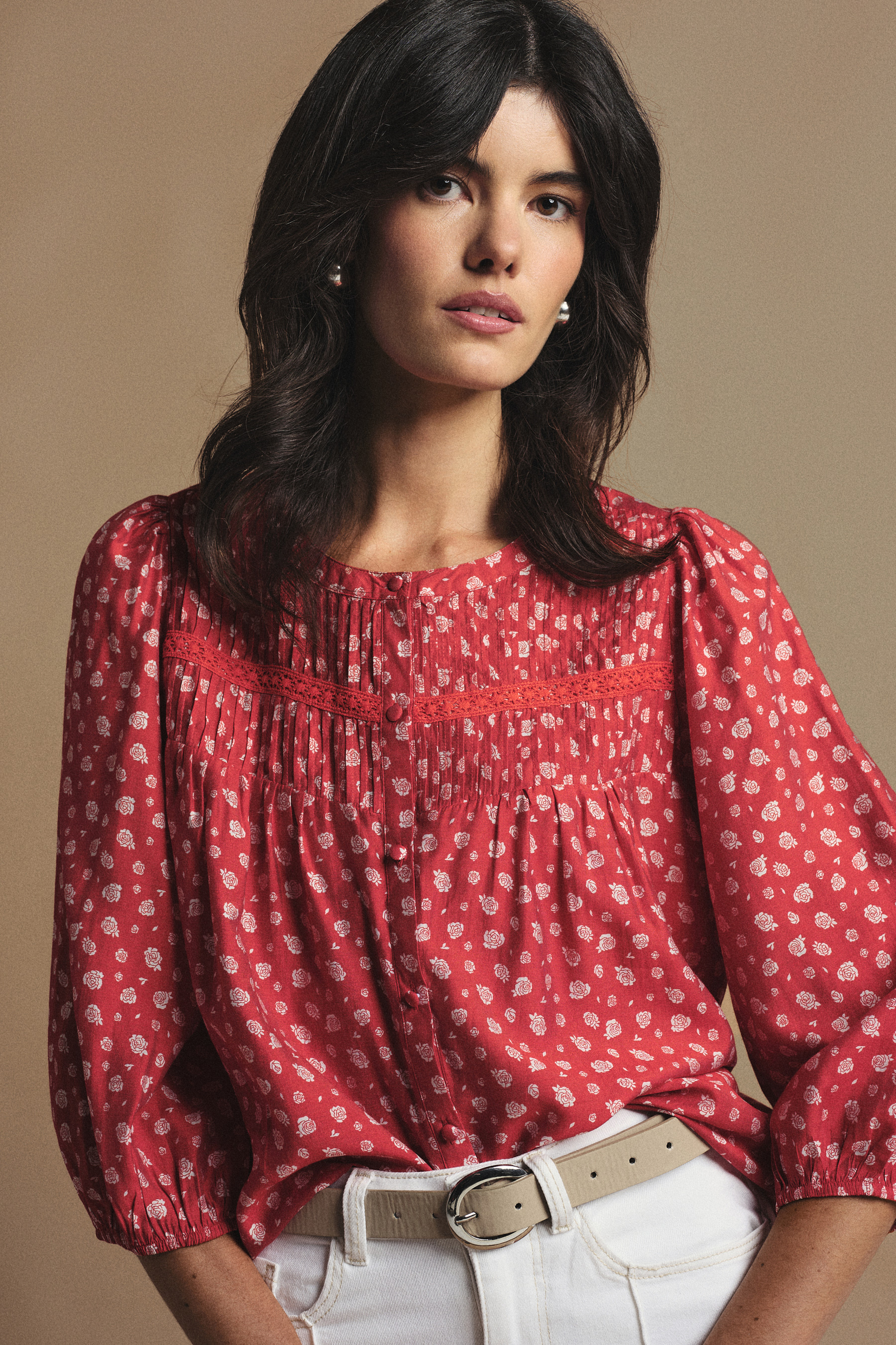 Czerwona bluzka z nadrukiem typu łączka