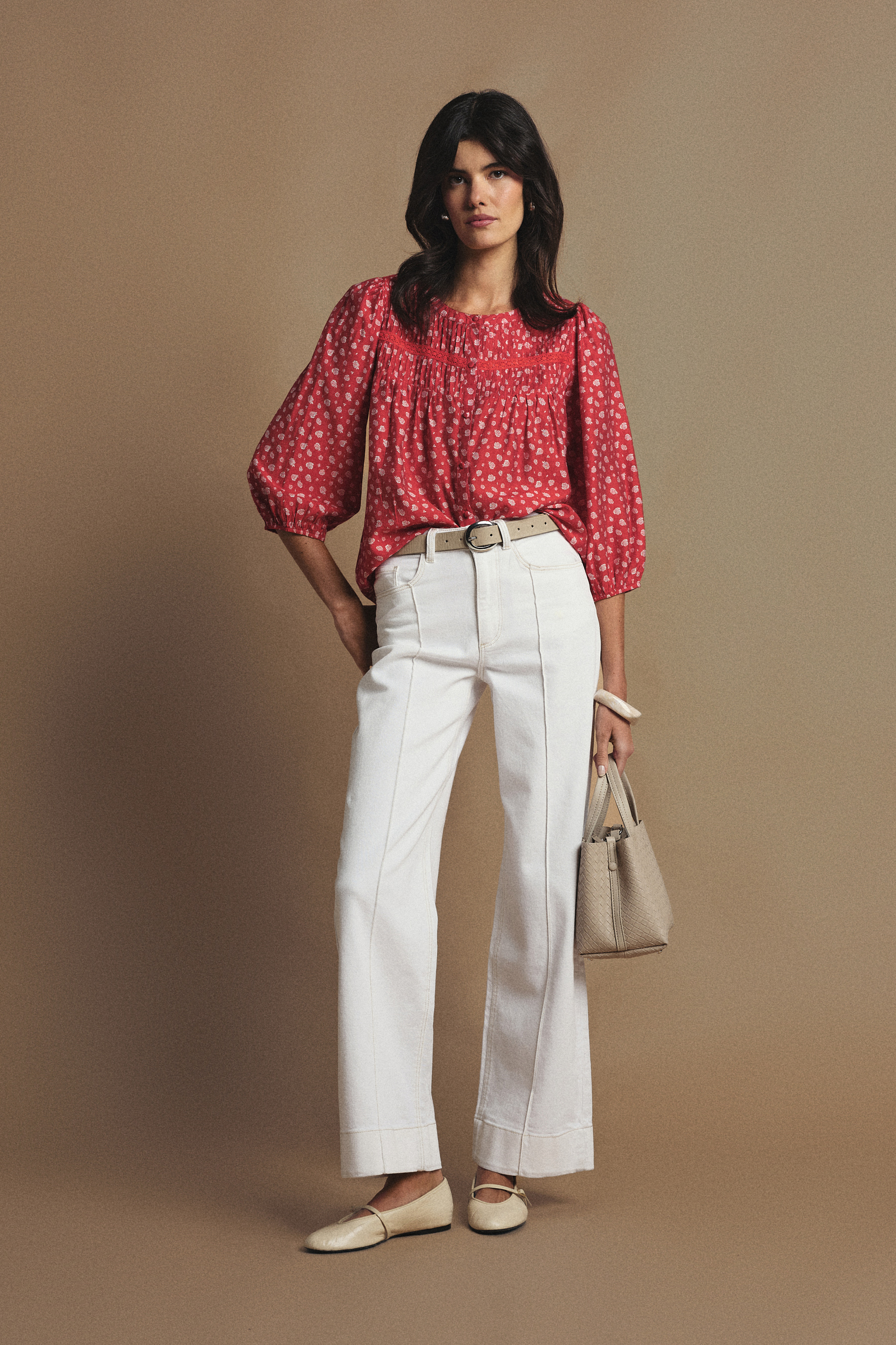 Czerwona bluzka z nadrukiem typu łączka