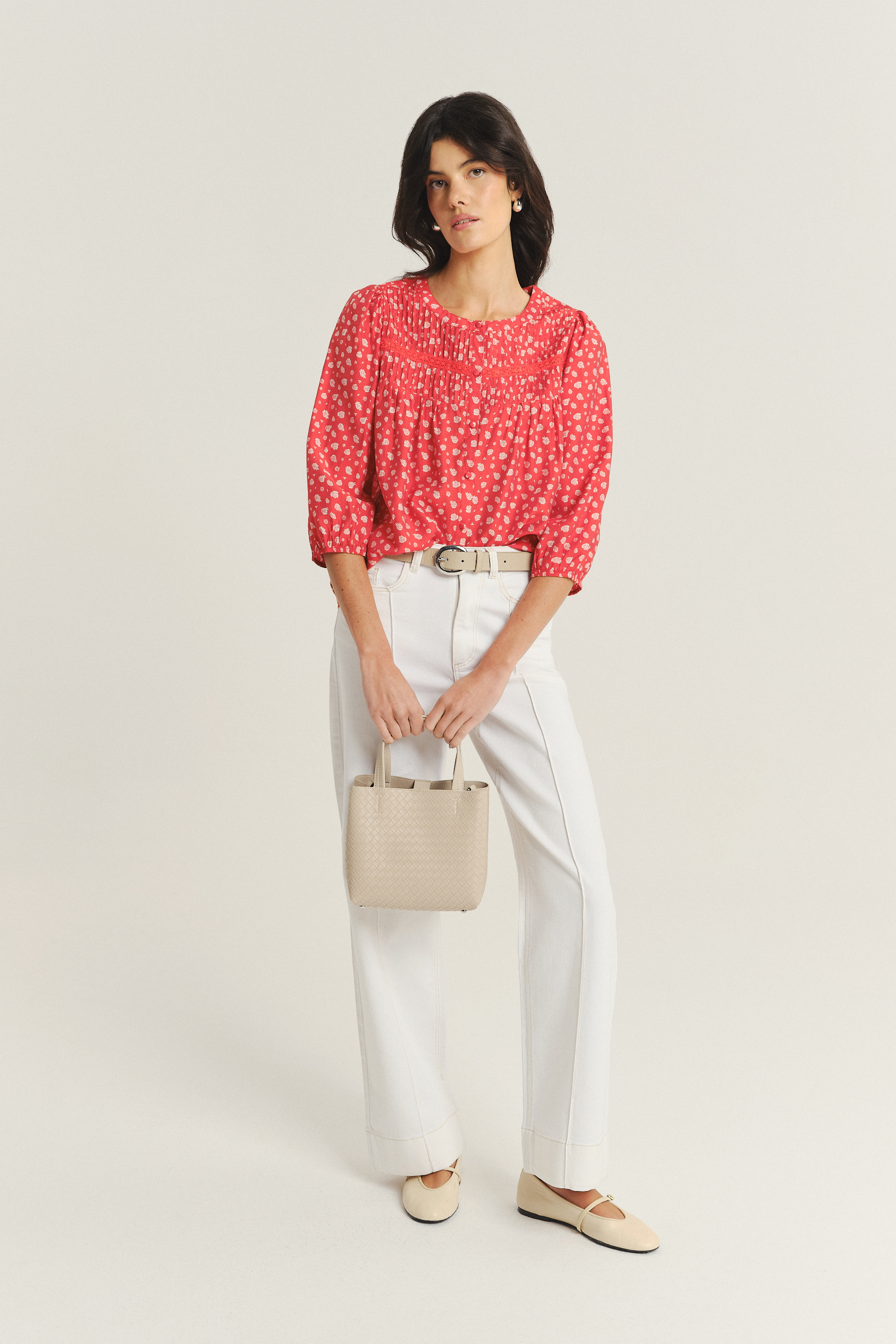 Czerwona bluzka z nadrukiem typu łączka