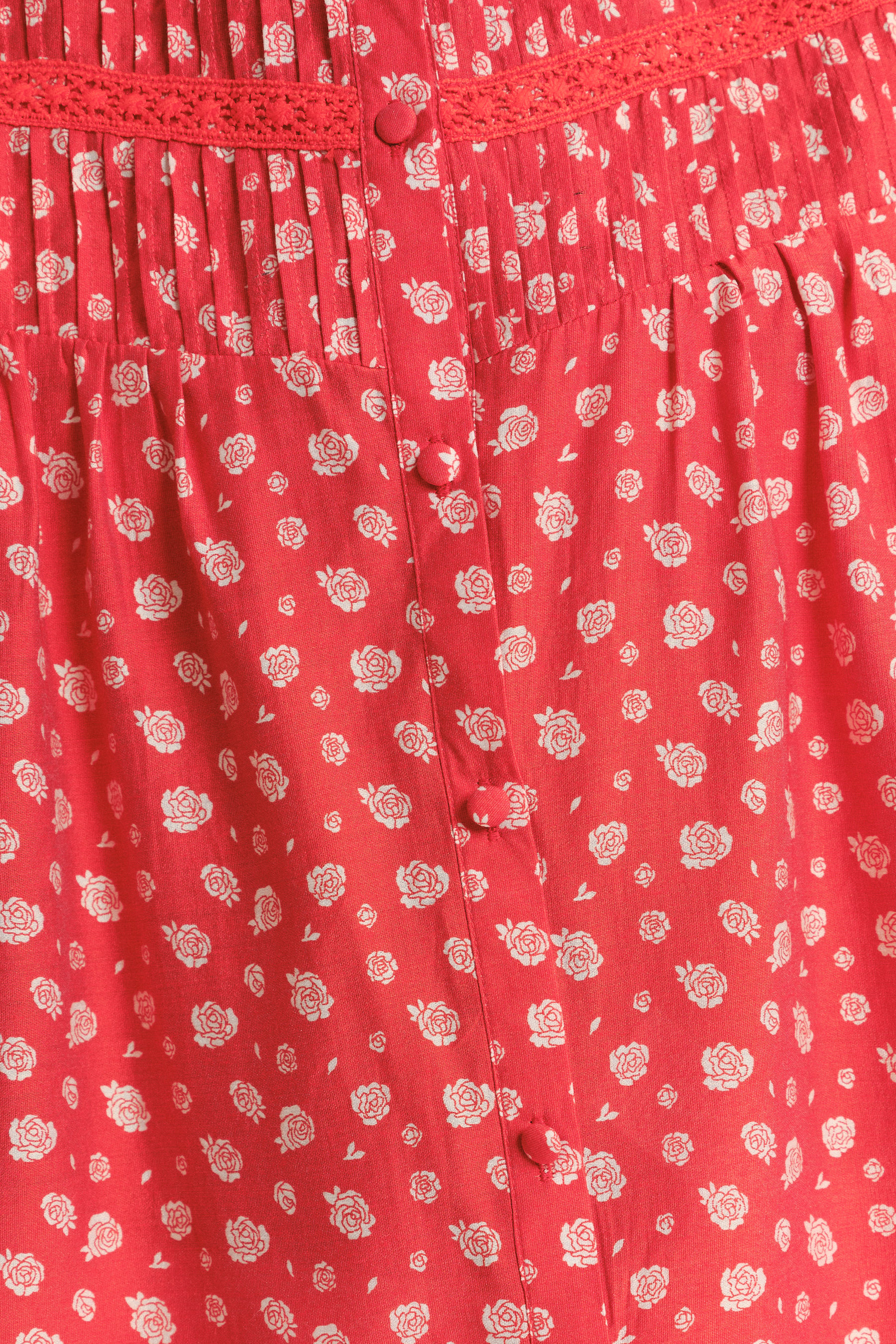 Czerwona bluzka z nadrukiem typu łączka