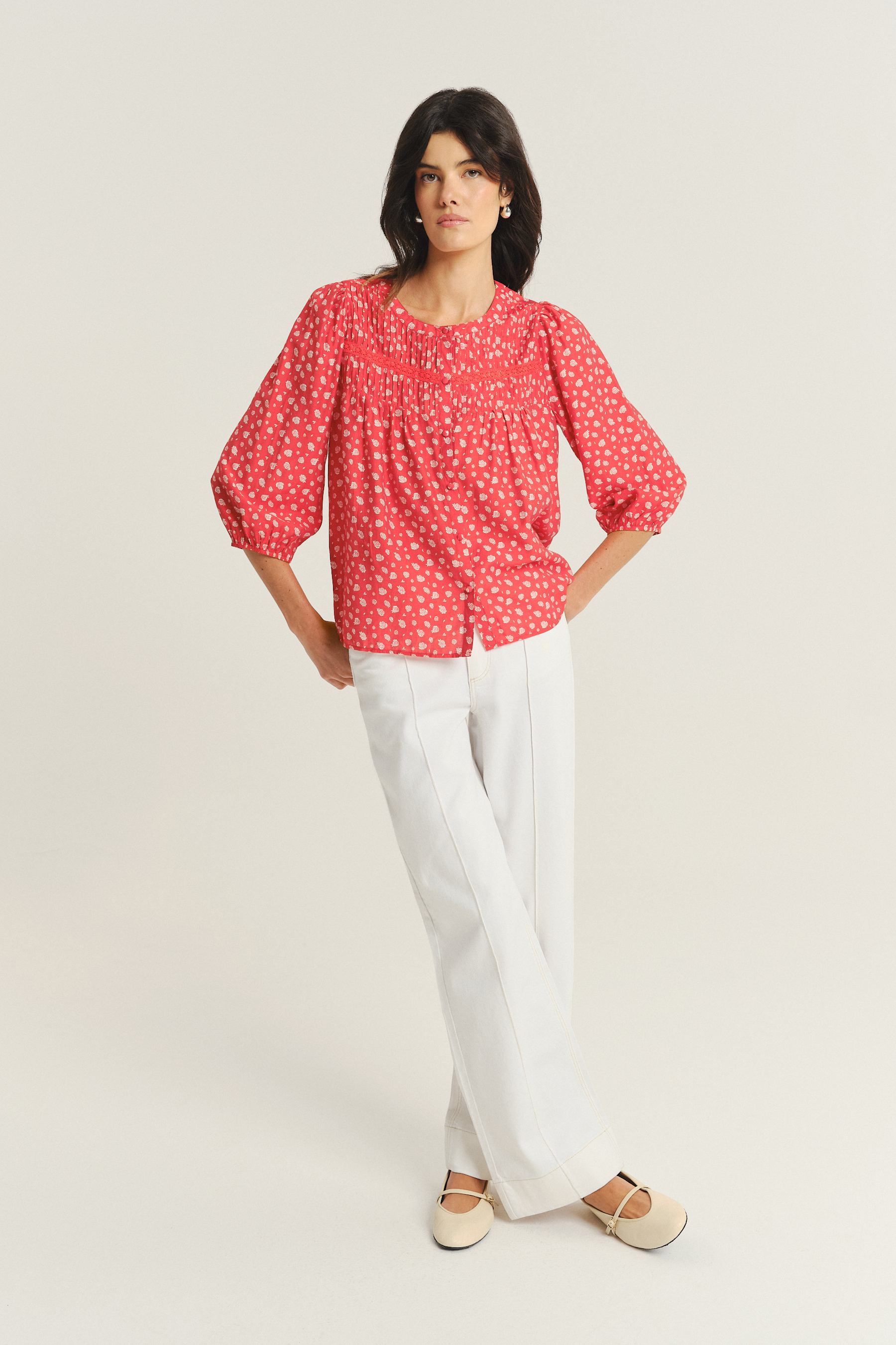 Czerwona bluzka z nadrukiem typu łączka