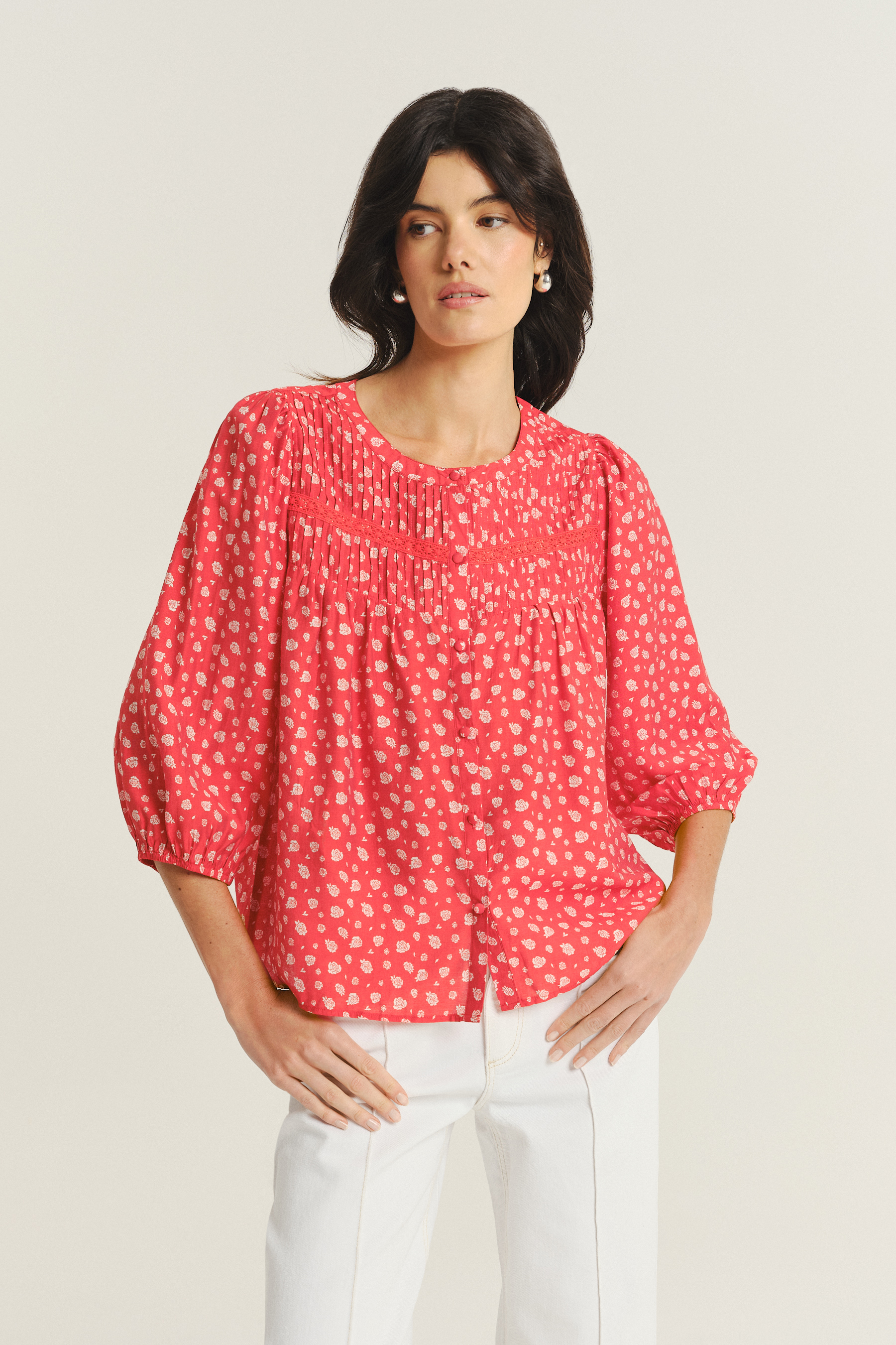 Czerwona bluzka z nadrukiem typu łączka