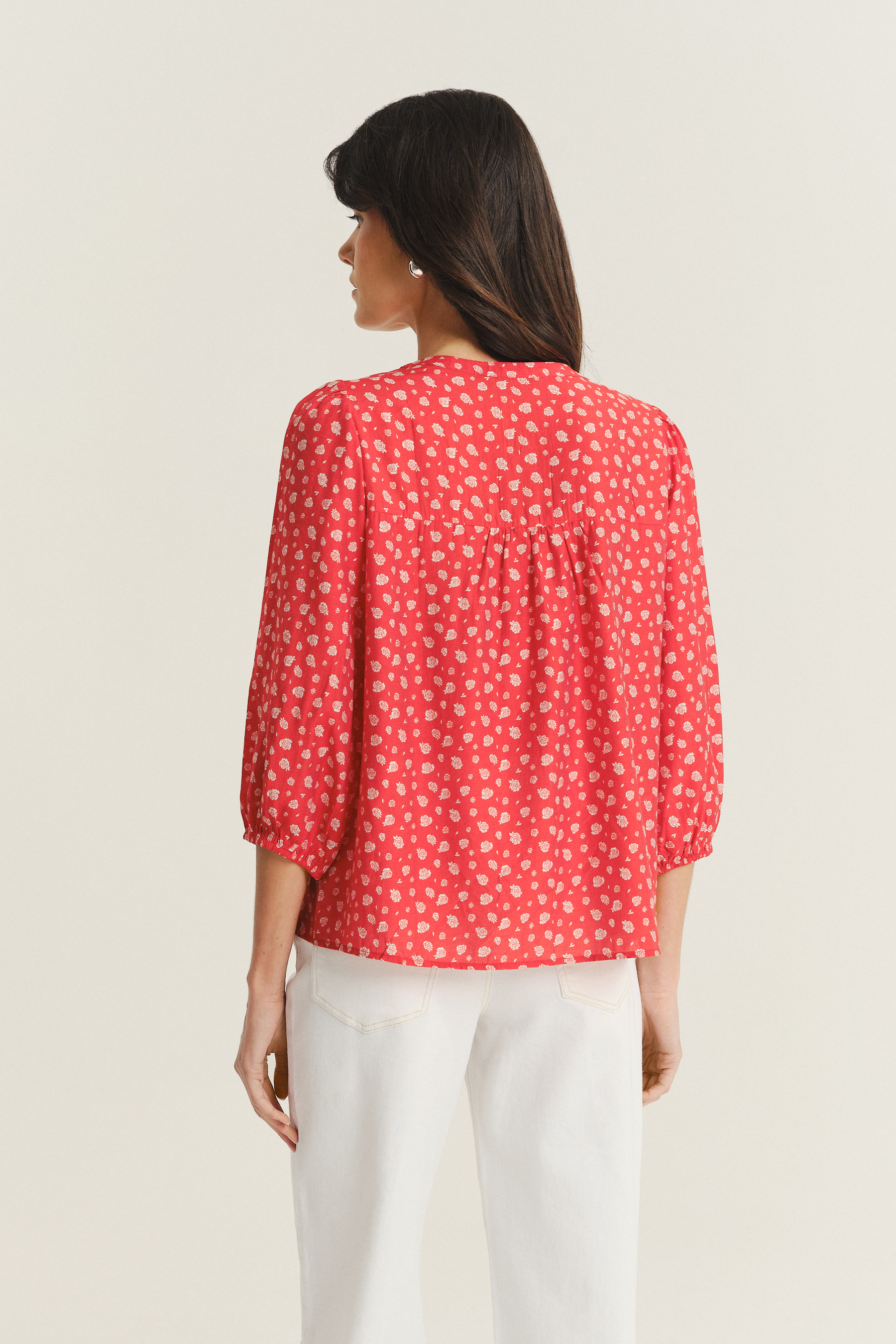 Czerwona bluzka z nadrukiem typu łączka