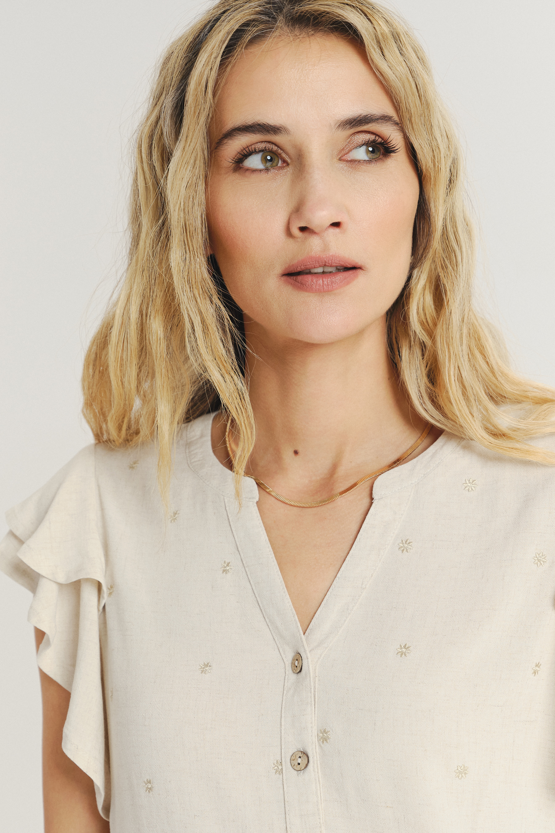 Jasnobeżowa bluzka z rękawami typu motylki