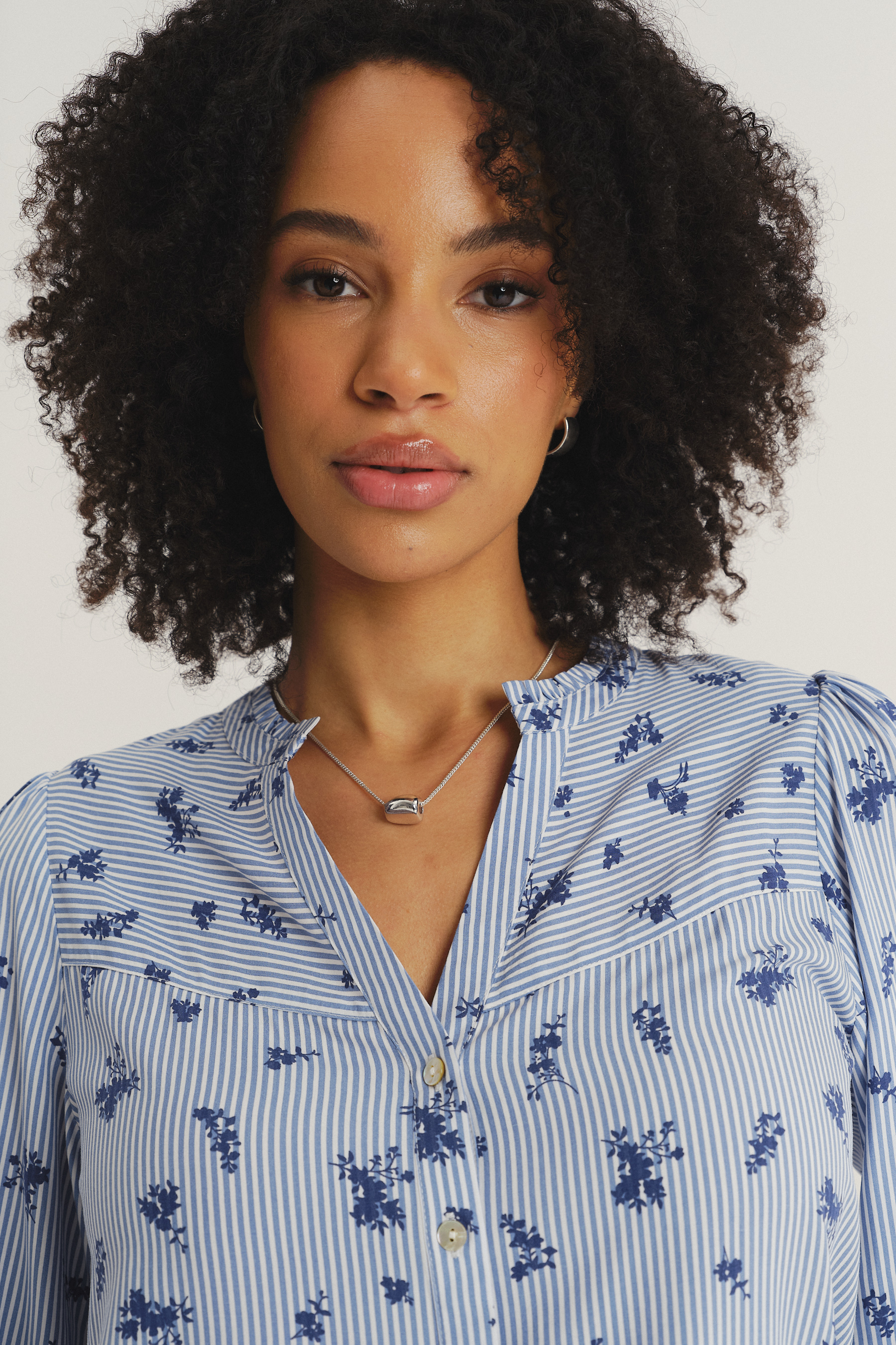 Wiskozowa bluzka w drobne paski błękitno-biała