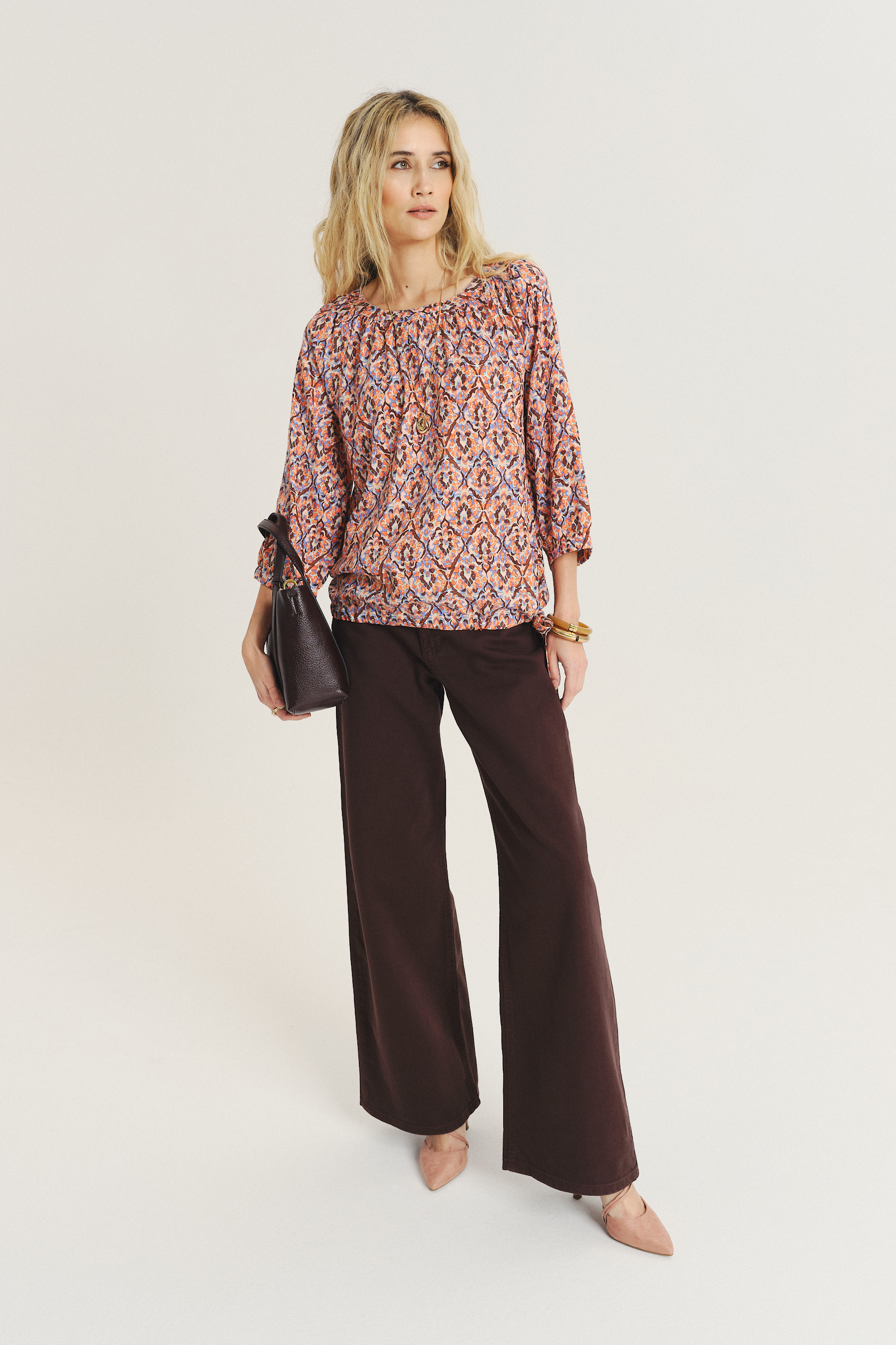 Luźna bluzka z kolorowym nadrukiem etno