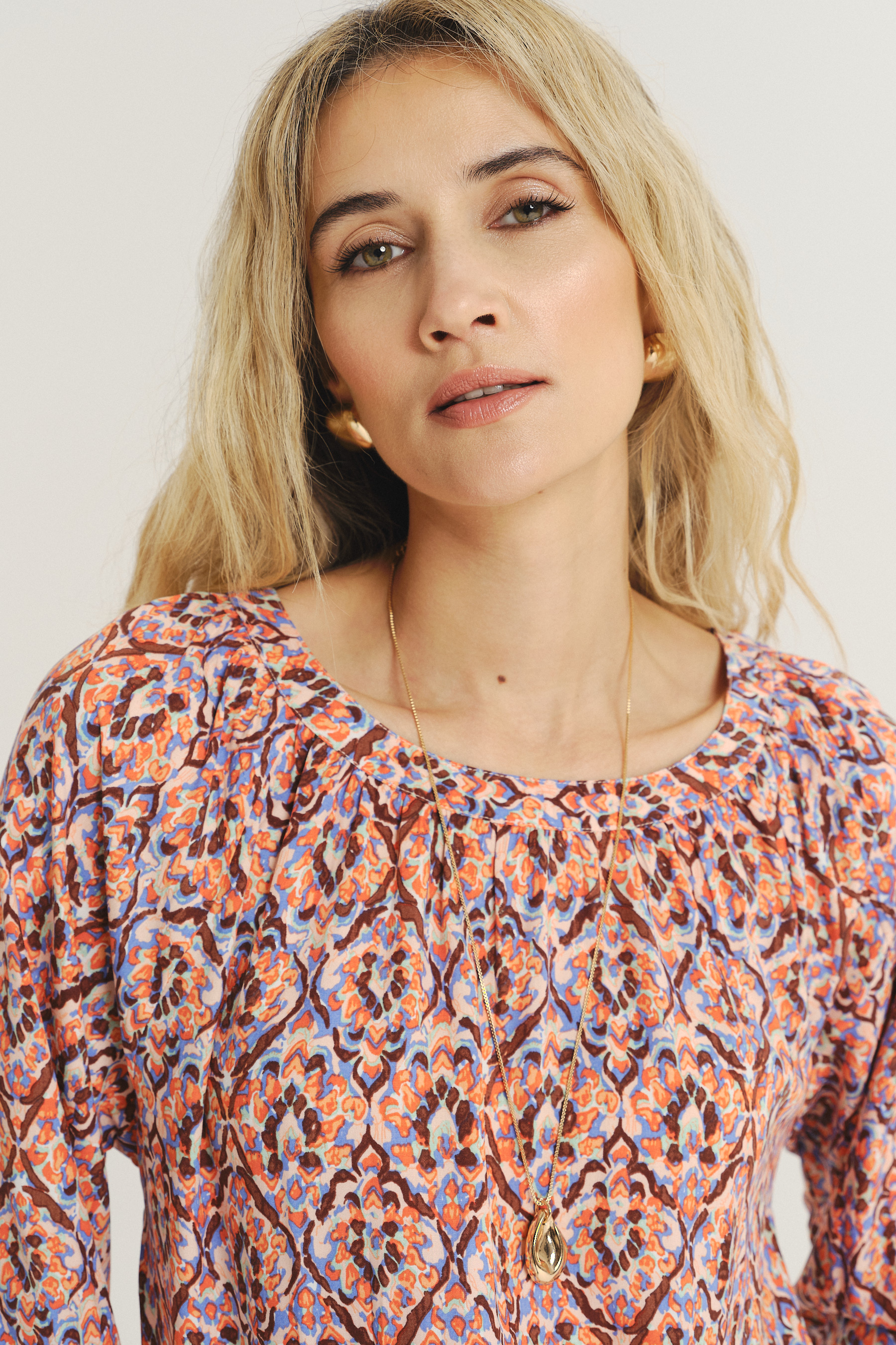 Luźna bluzka z kolorowym nadrukiem etno