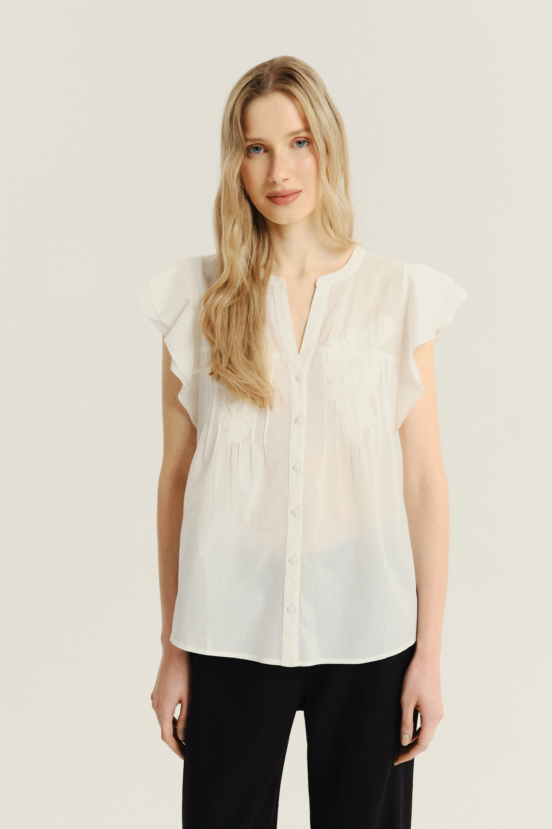 Kremowa bluzka z falbankami 