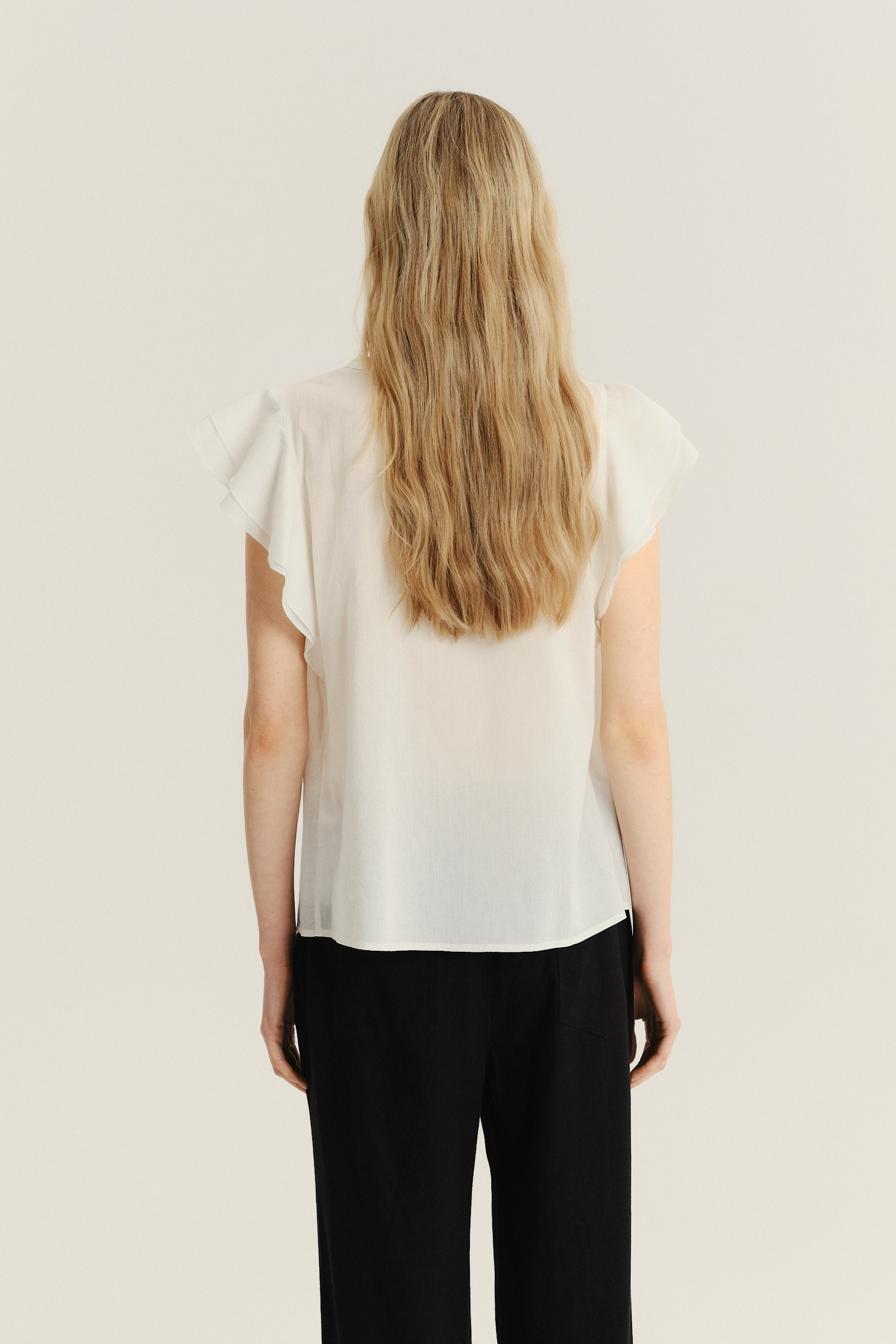 Kremowa bluzka z falbankami 