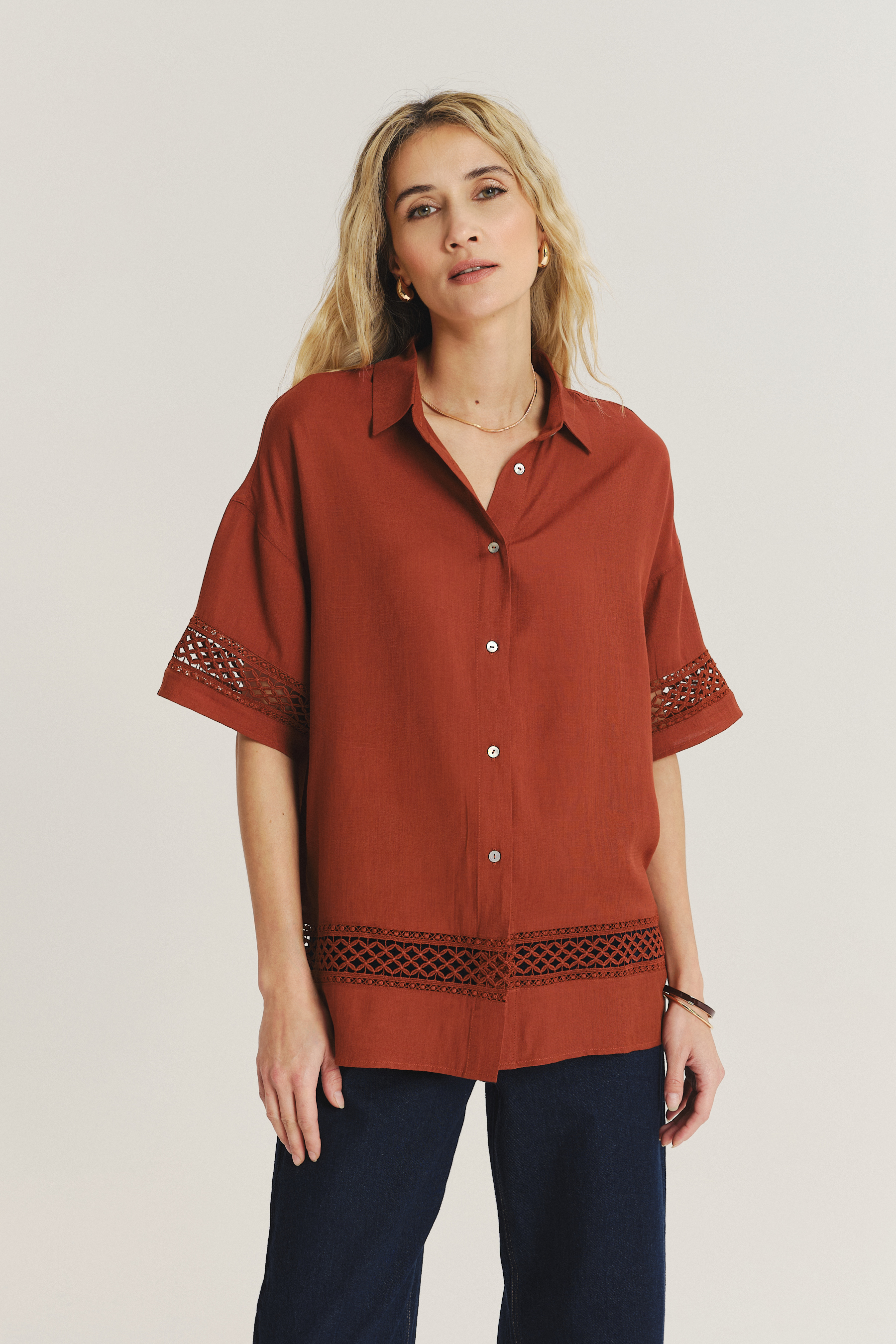 Luźna bluzka koszulowa z ażurowymi wstawkami