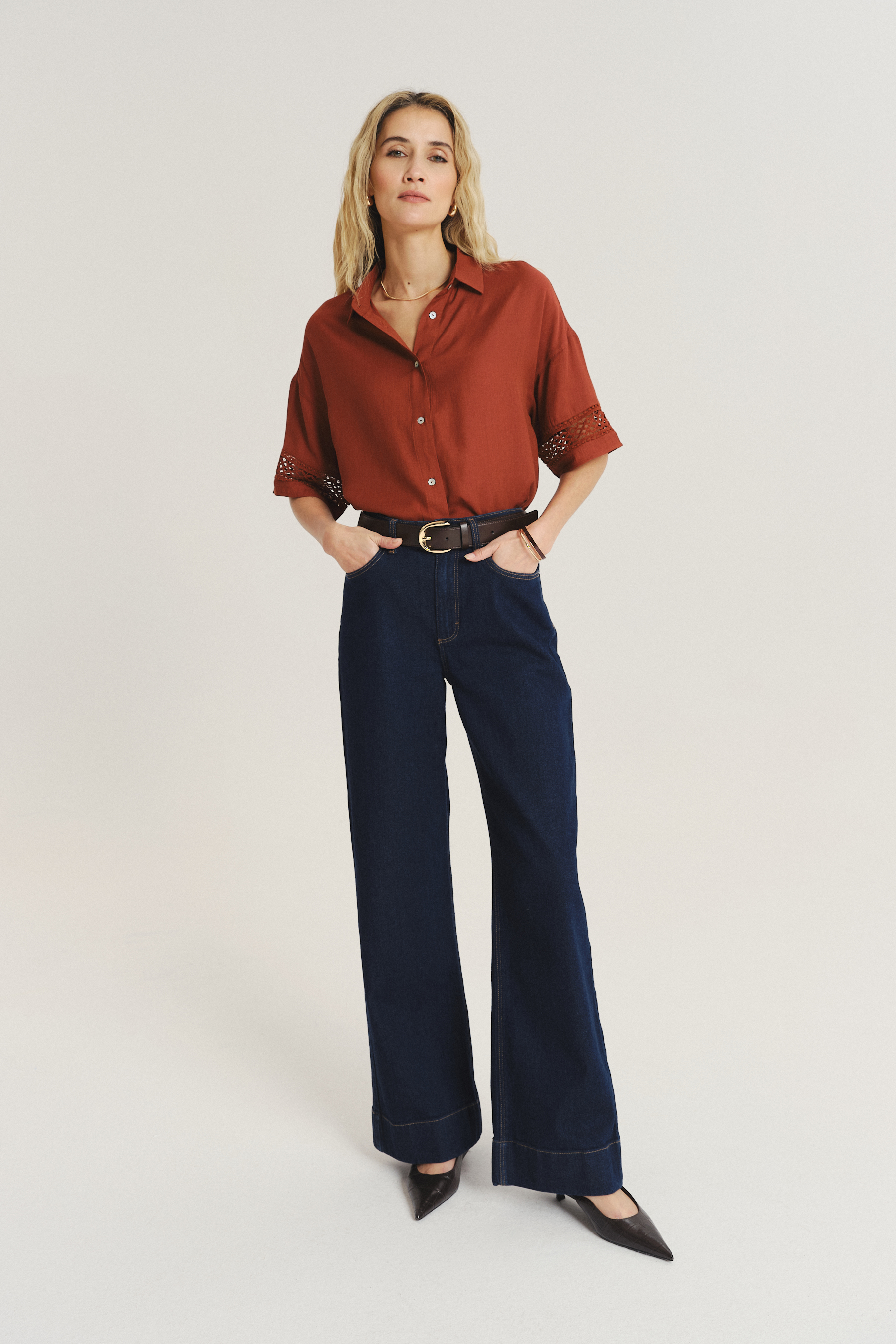 Luźna bluzka koszulowa z ażurowymi wstawkami