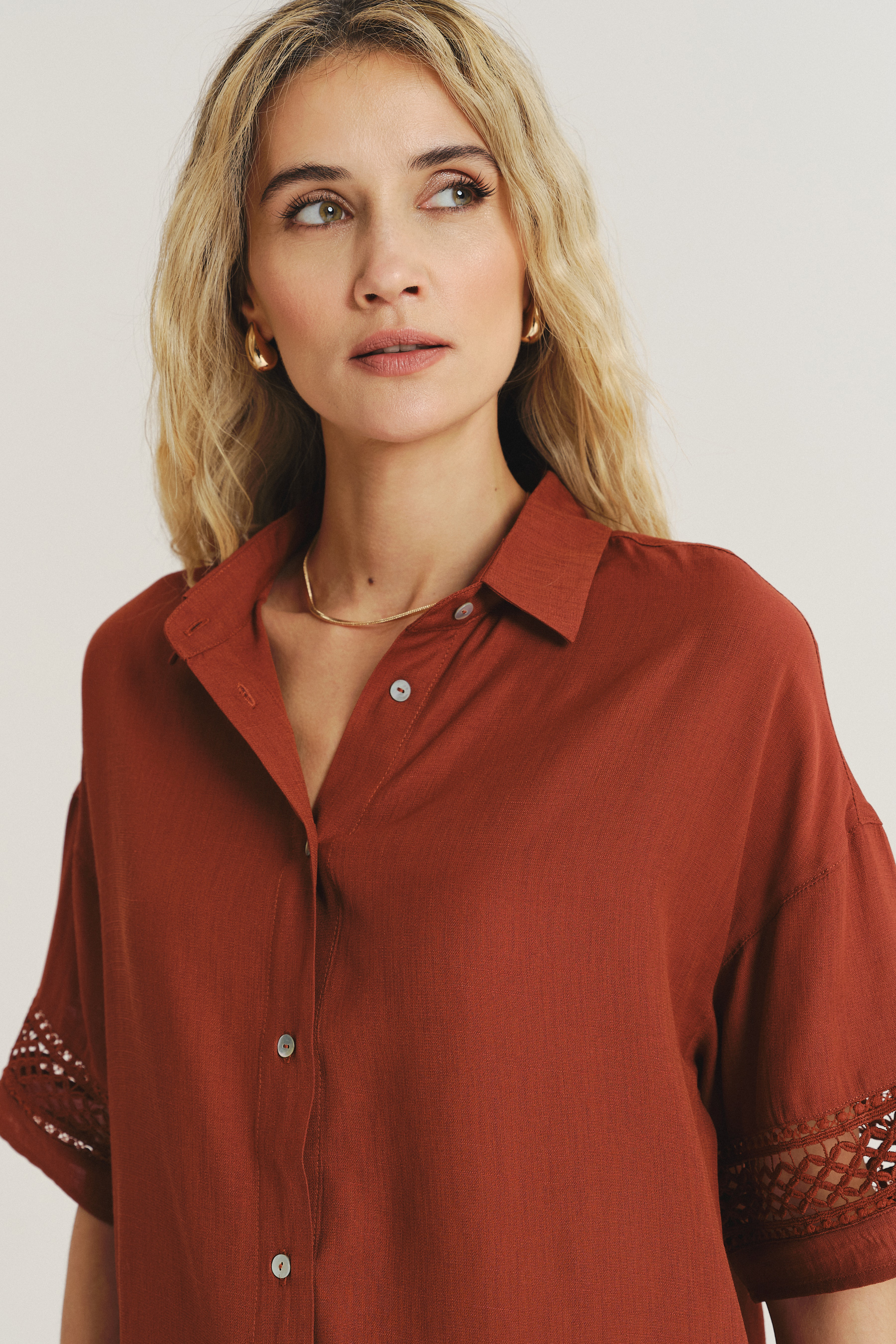 Luźna bluzka koszulowa z ażurowymi wstawkami