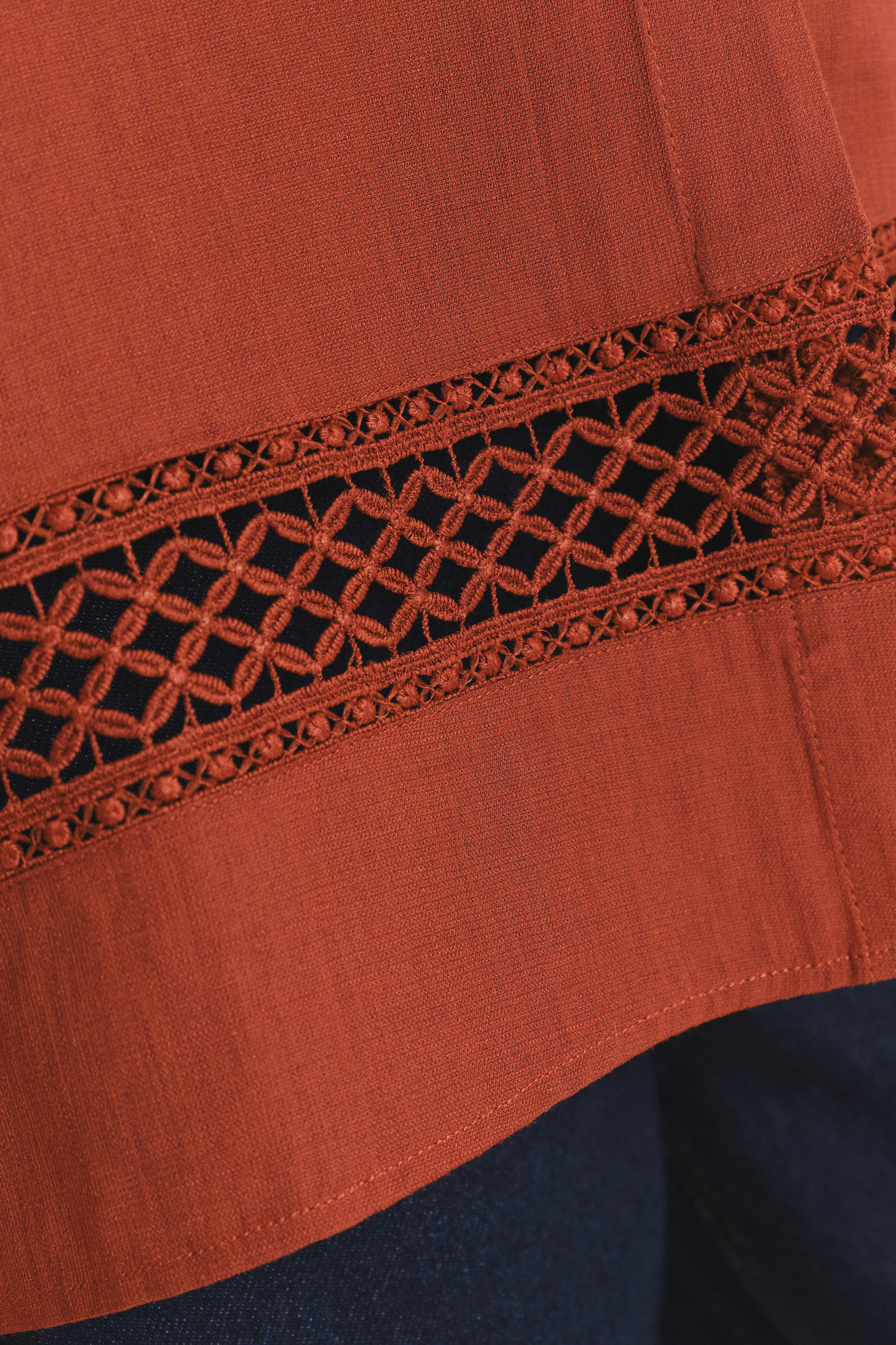 Luźna bluzka koszulowa z ażurowymi wstawkami