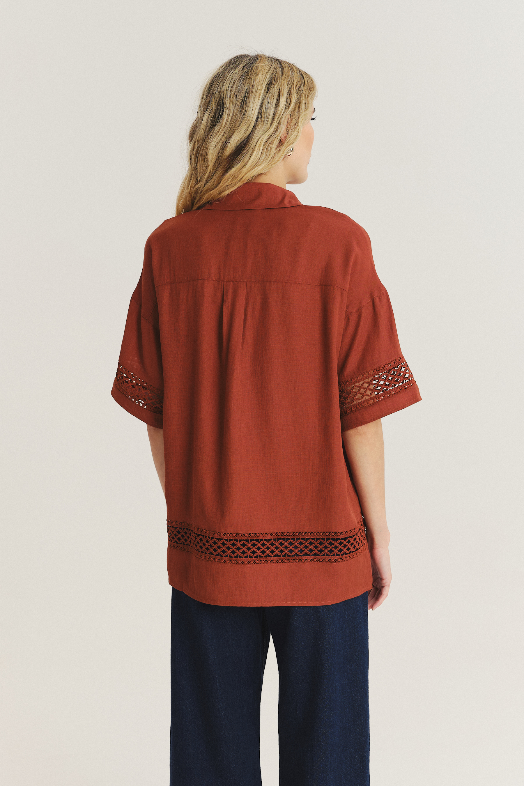 Luźna bluzka koszulowa z ażurowymi wstawkami