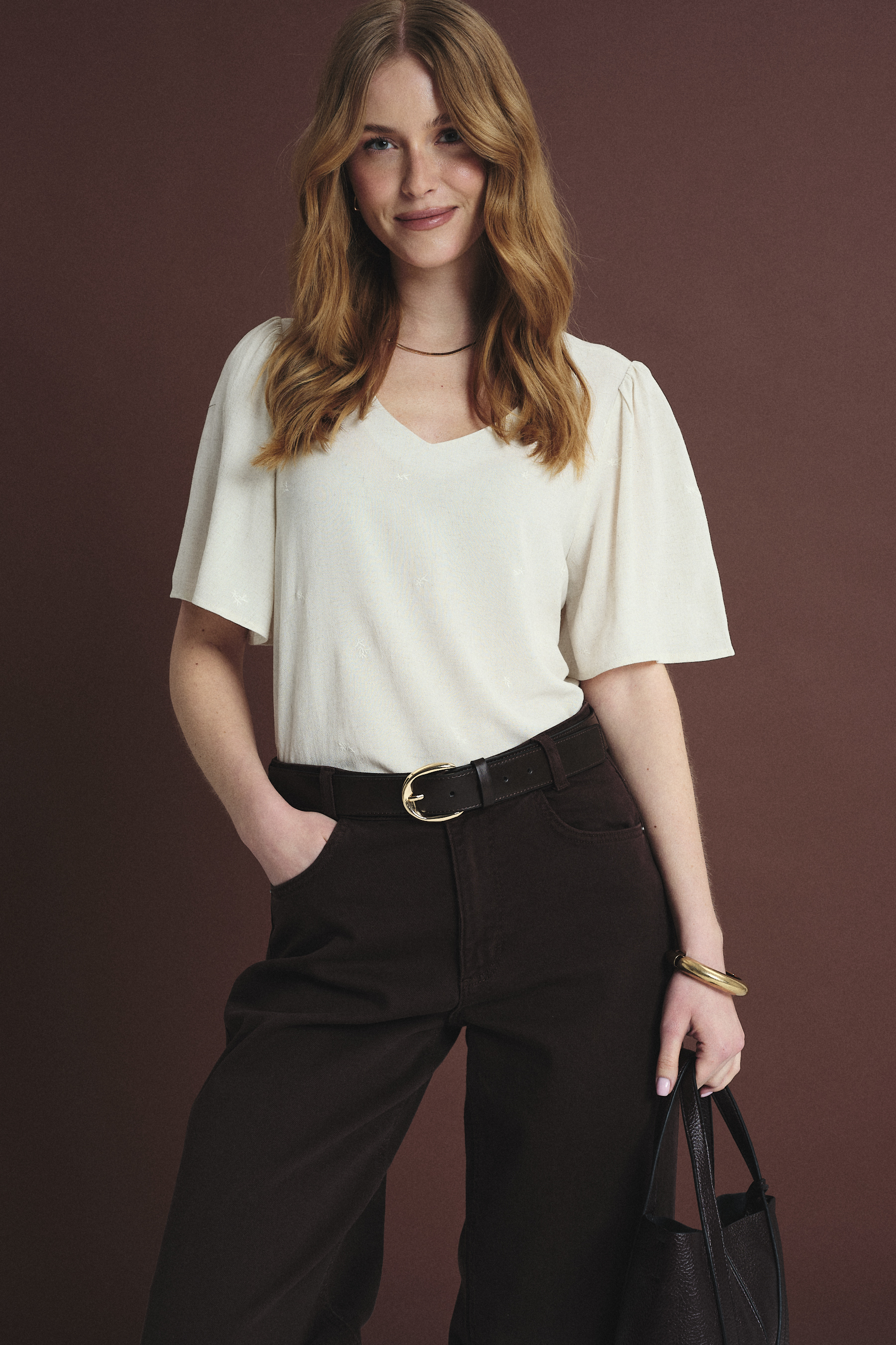 Luźna kremowa bluzka z subtelnym haftem