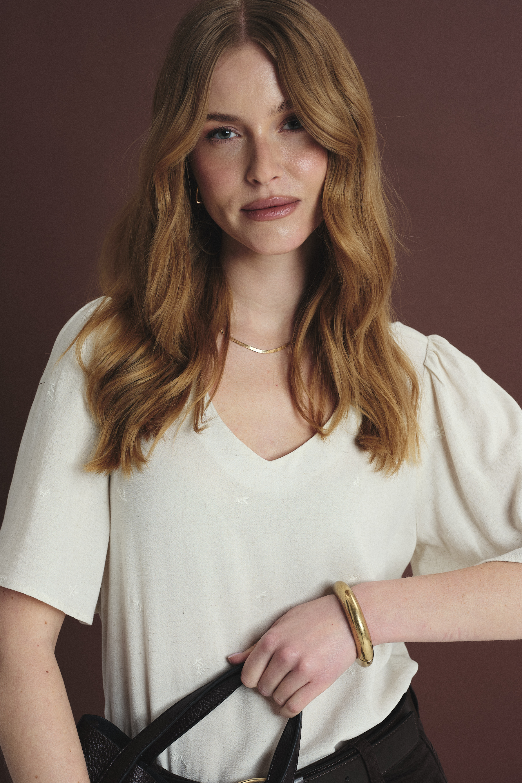 Luźna kremowa bluzka z subtelnym haftem