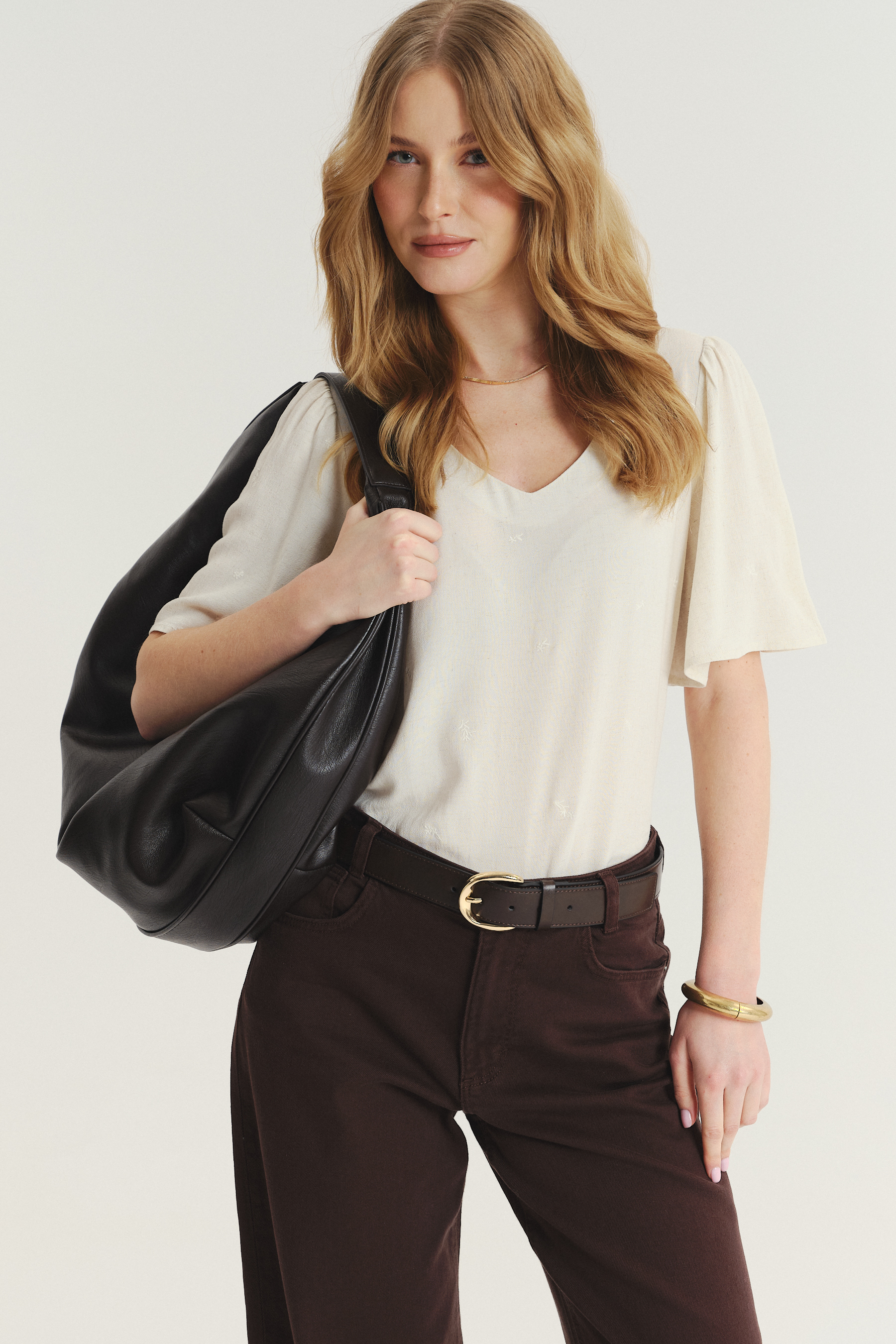 Luźna kremowa bluzka z subtelnym haftem