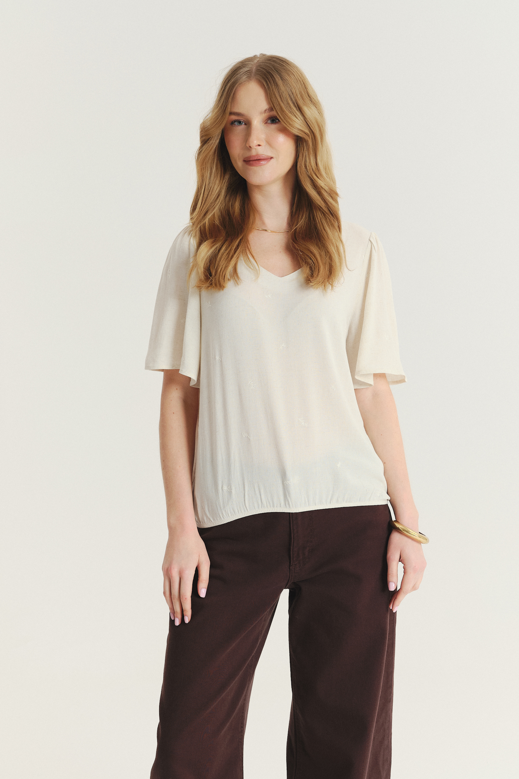 Luźna kremowa bluzka z subtelnym haftem