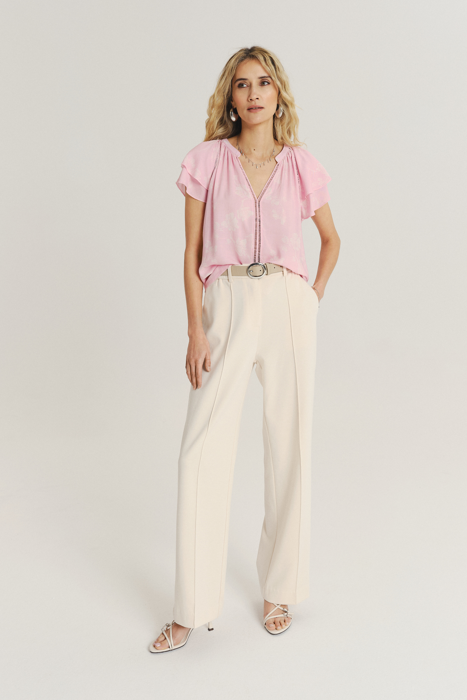 Jasnoróżowa bluzka z rękawami typu motylki