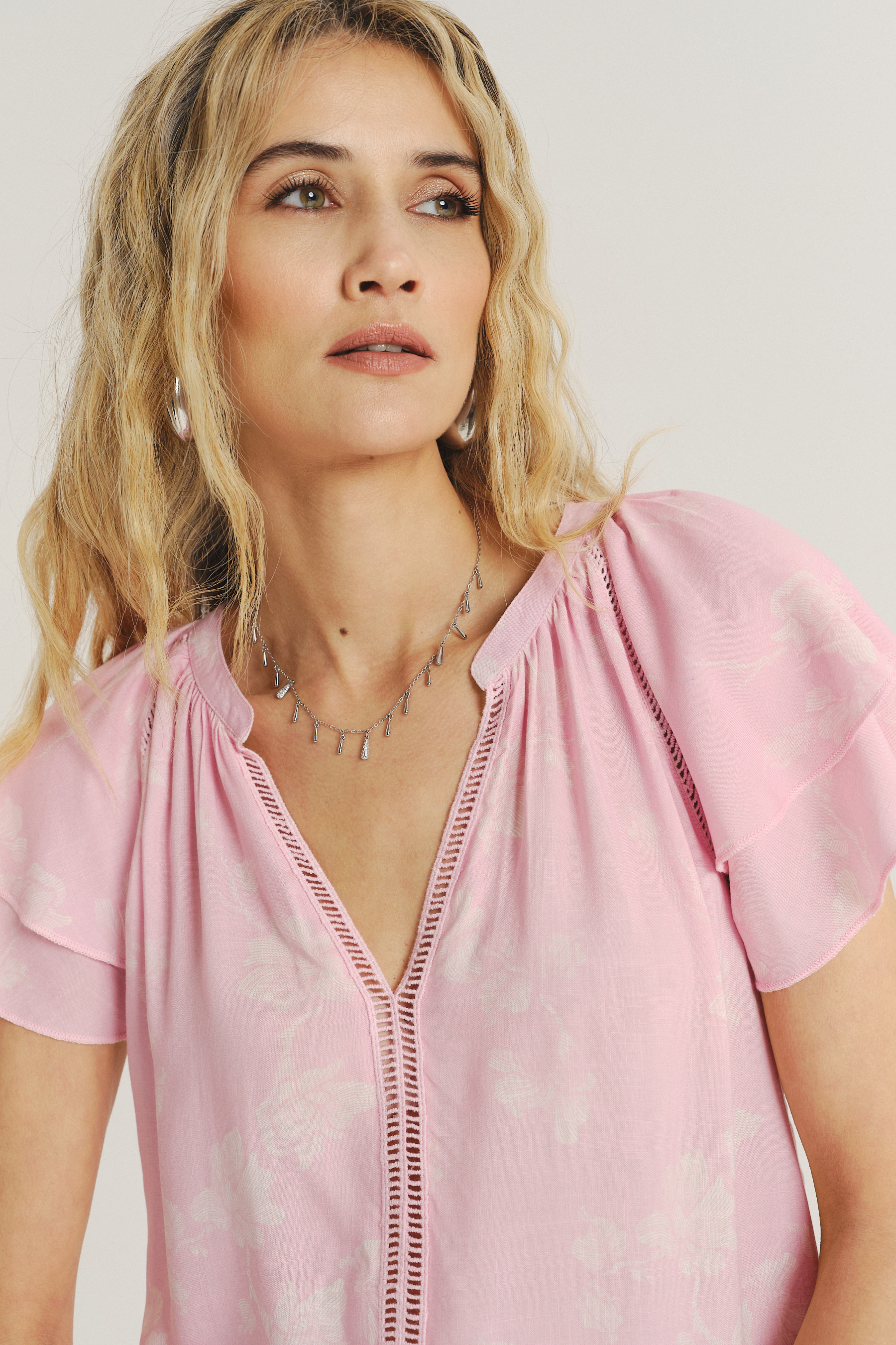 Jasnoróżowa bluzka z rękawami typu motylki